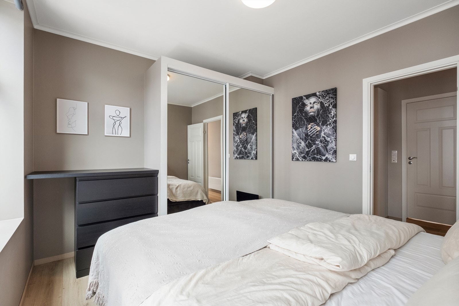 Hovedsoverom med garderobeløsning Galleribilde