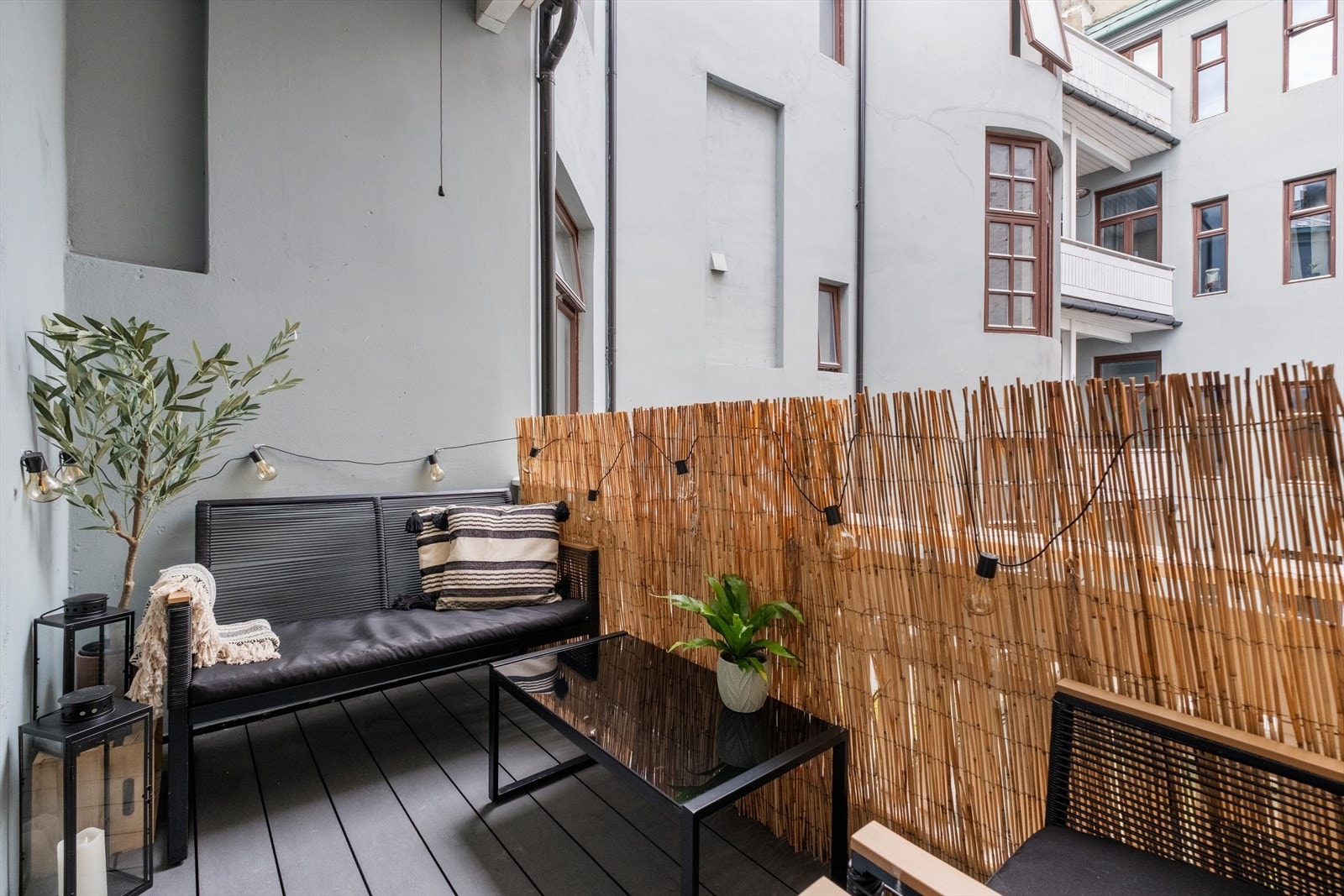 Trivelig balkong mot bakgård Galleribilde