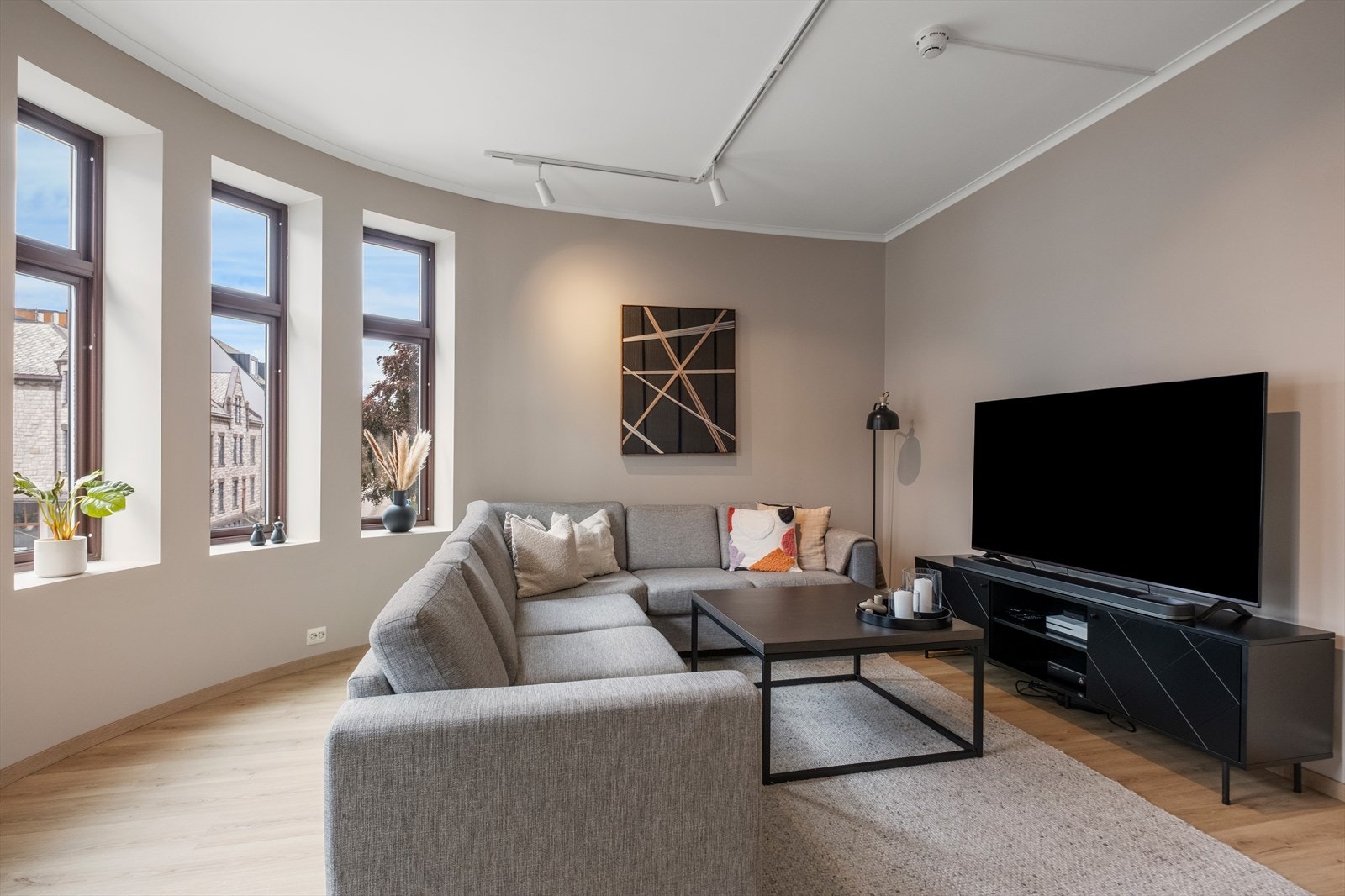 Luftig stue med god takhøyde, spotter i tak og splitter nytt gulv. Galleribilde