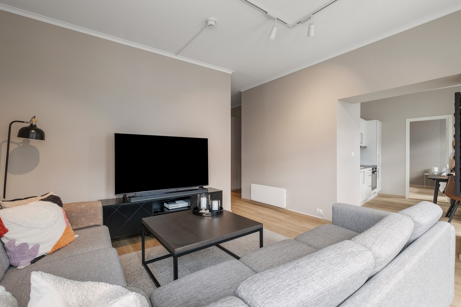 Luftig stue med god takhøyde, spotter i tak og splitter nytt gulv. Galleribilde