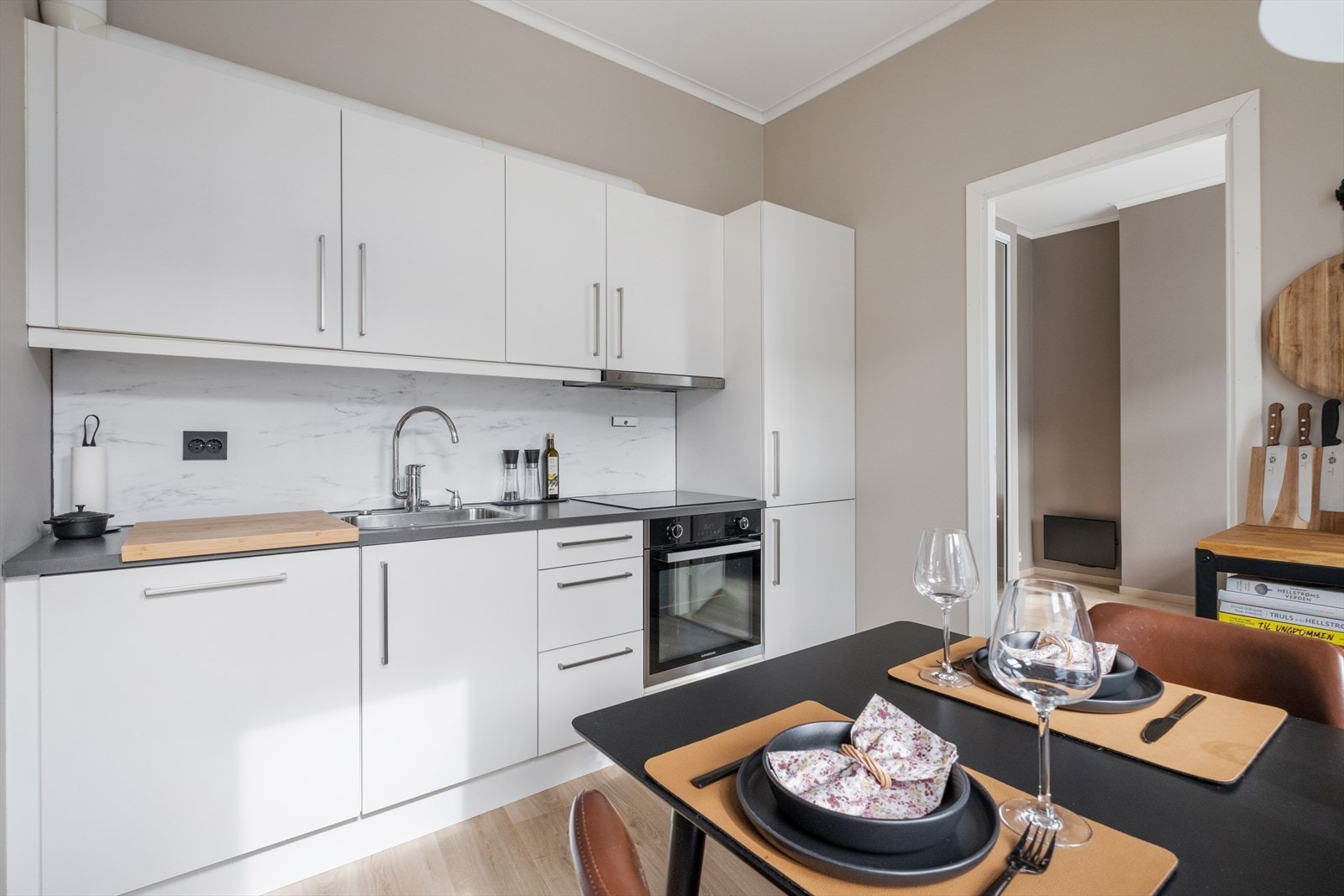 Pent og tidløst kjøkken fra HTH. Her er det integrerte hvitevarer og mye oppbevaringsplass. Galleribilde