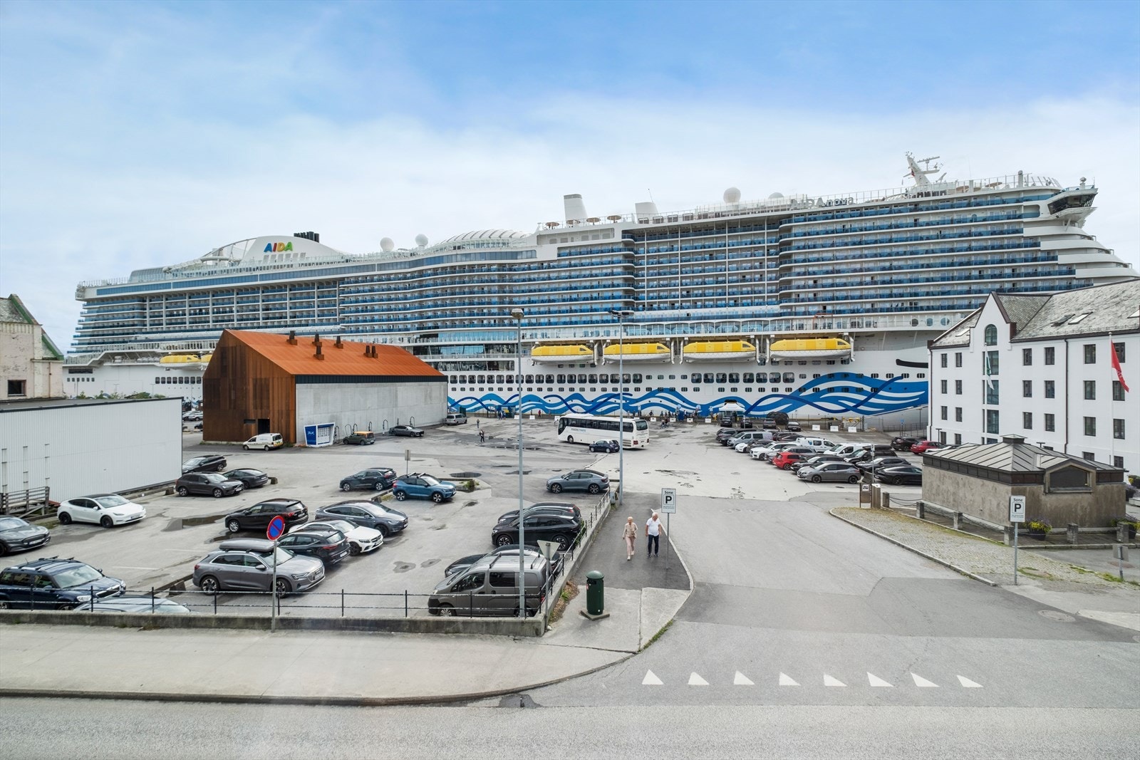 Utsikten fra leiligheten er spektakulær - enten det er mot enorme cruiseskip eller sjø og fjell Galleribilde