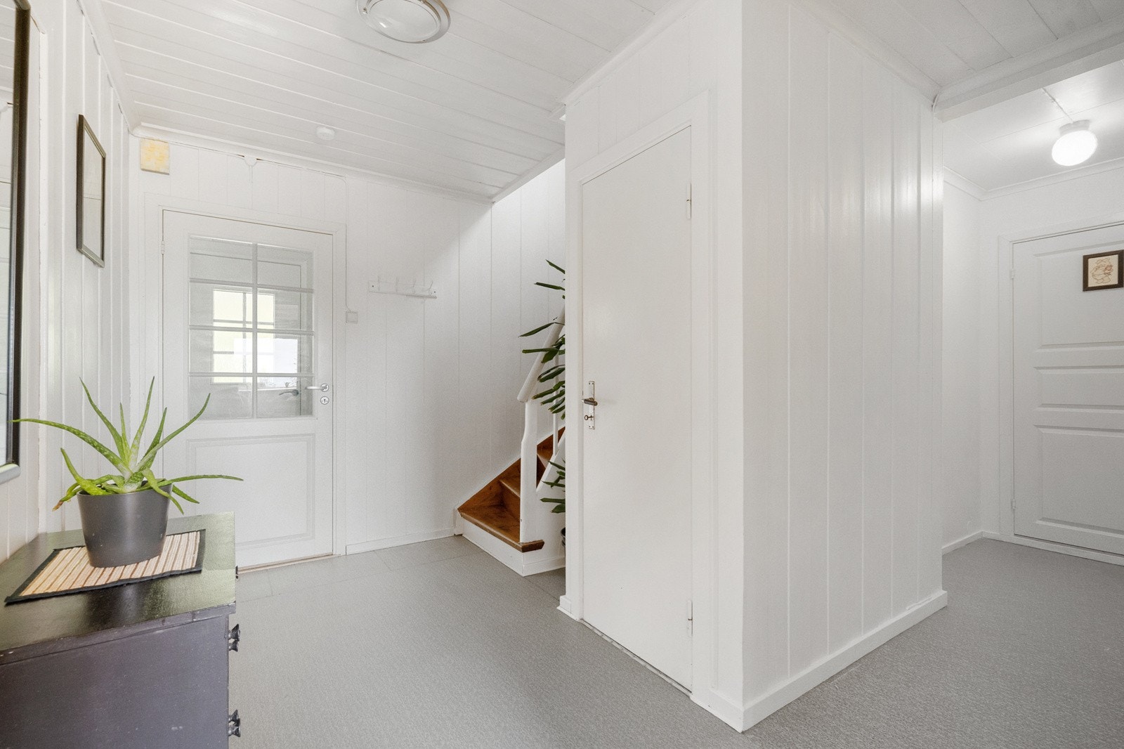 Lysmalt, romslig entrè Galleribilde