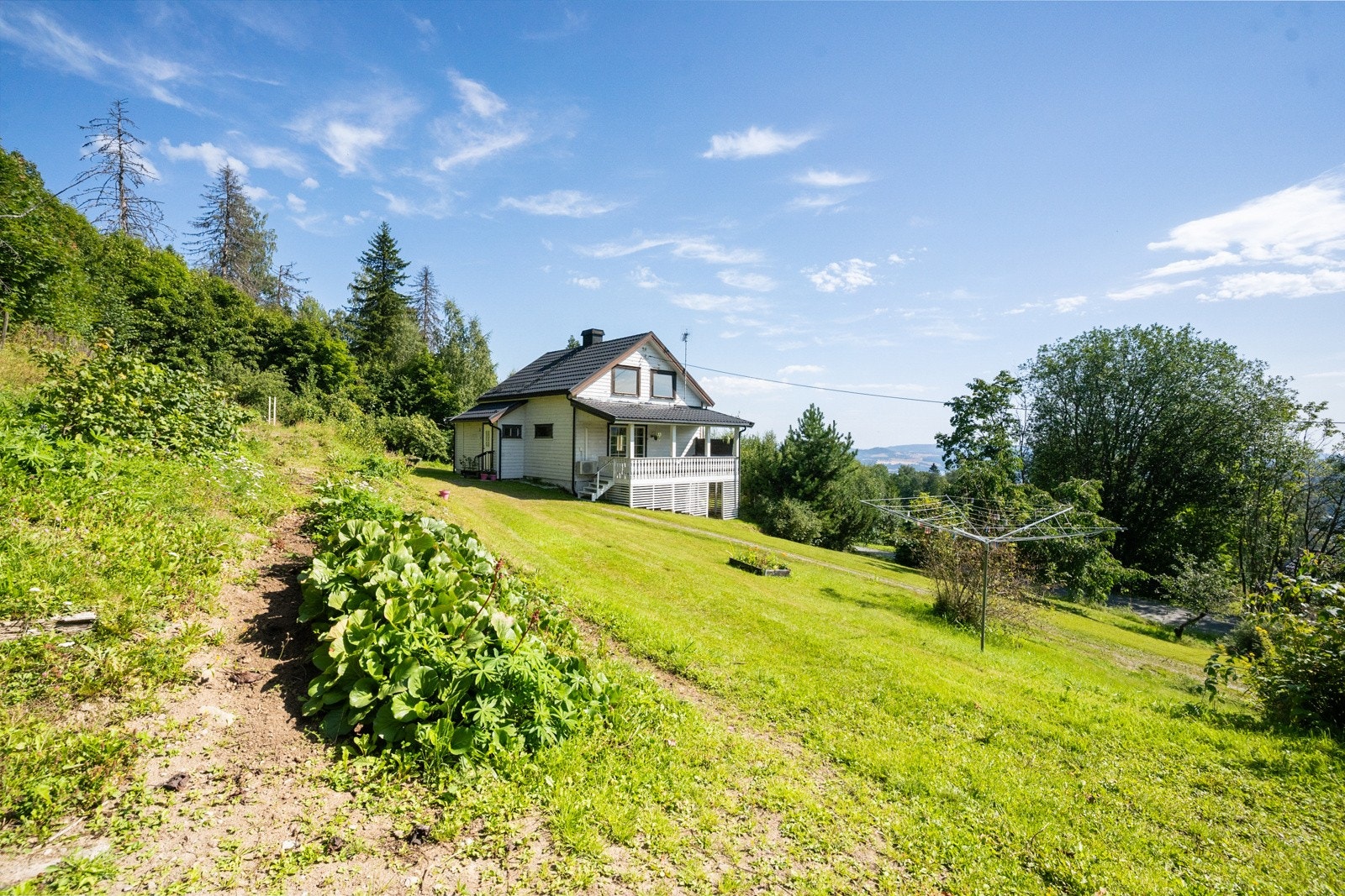 Stor tomt i skrånende terreng Galleribilde