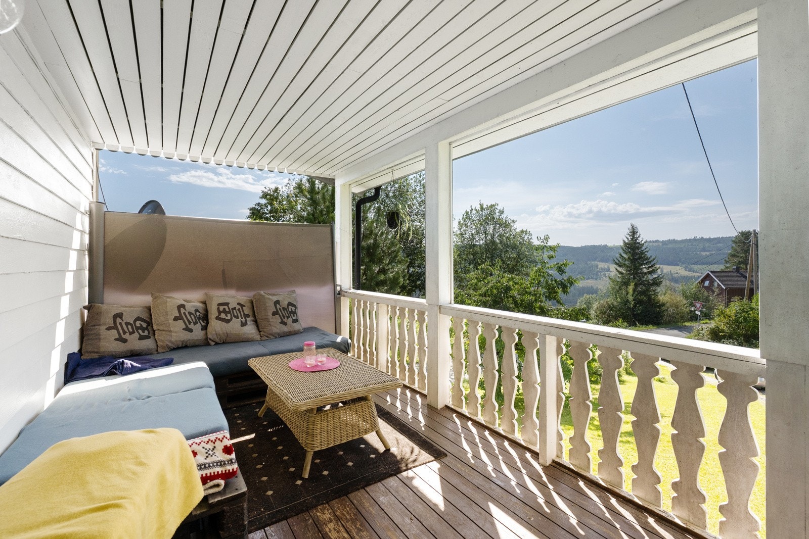 Overbygd veranda med utgang fra stua Galleribilde