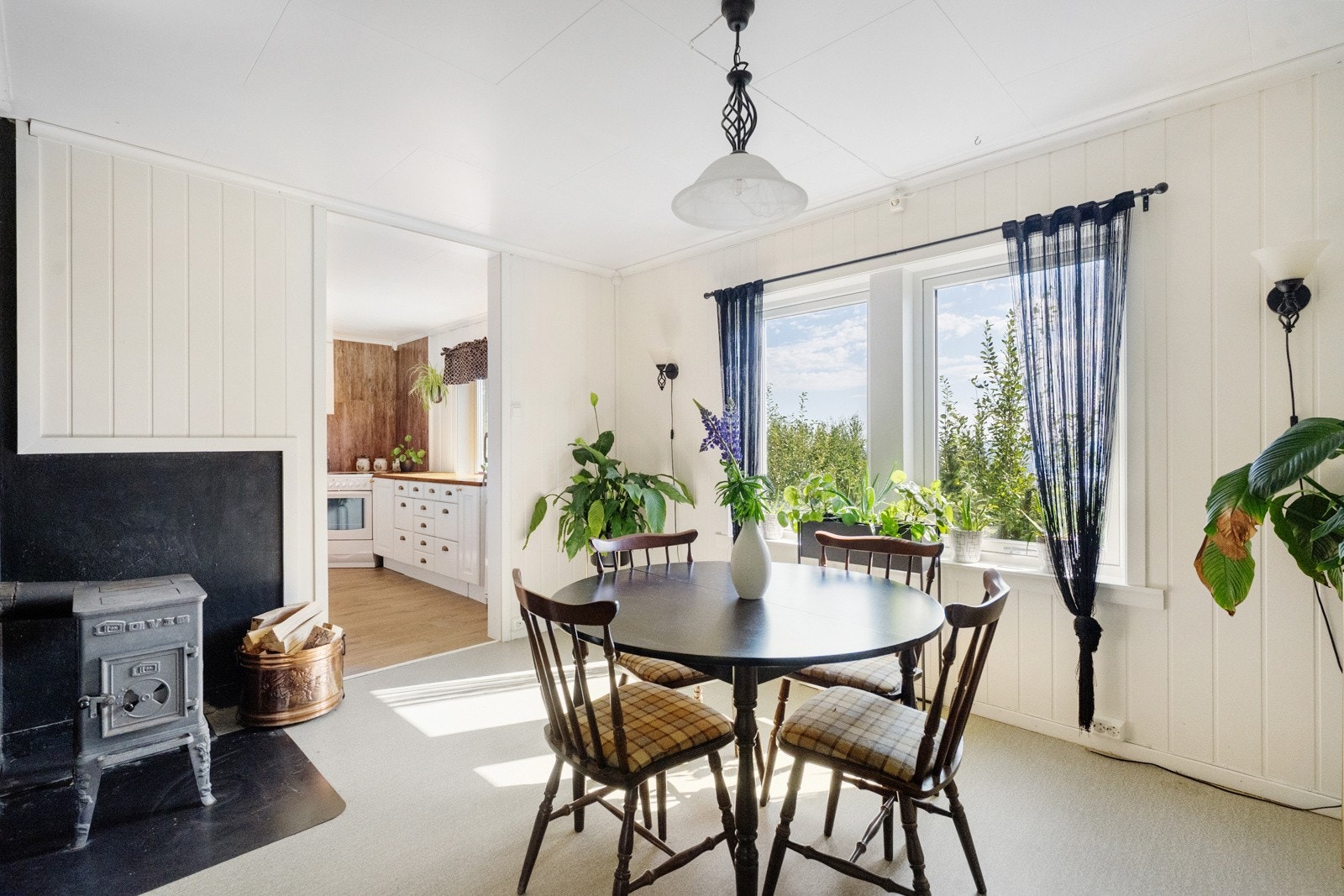 Vedovn og varmepumpe i stua Galleribilde