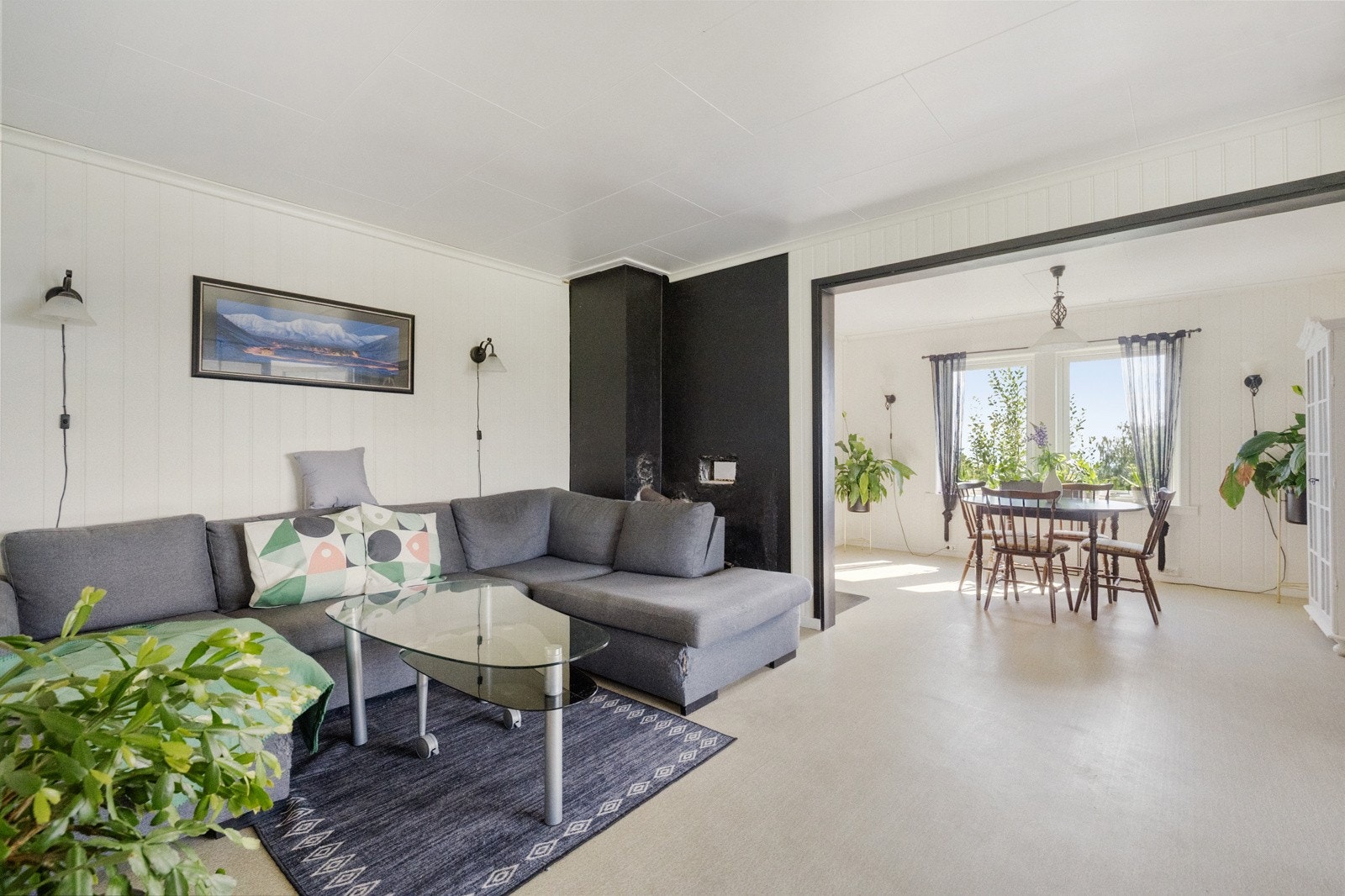 Stue med lyse, malte overflater Galleribilde