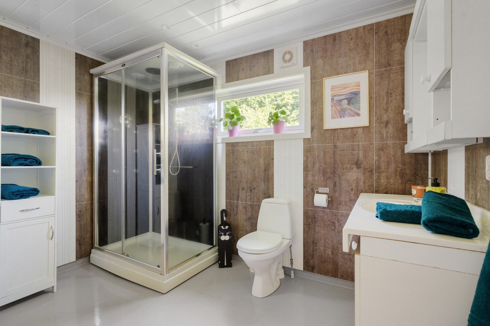 Romslig bad/wc/vaskerom i 1.etg. - nytt i 2015 Galleribilde