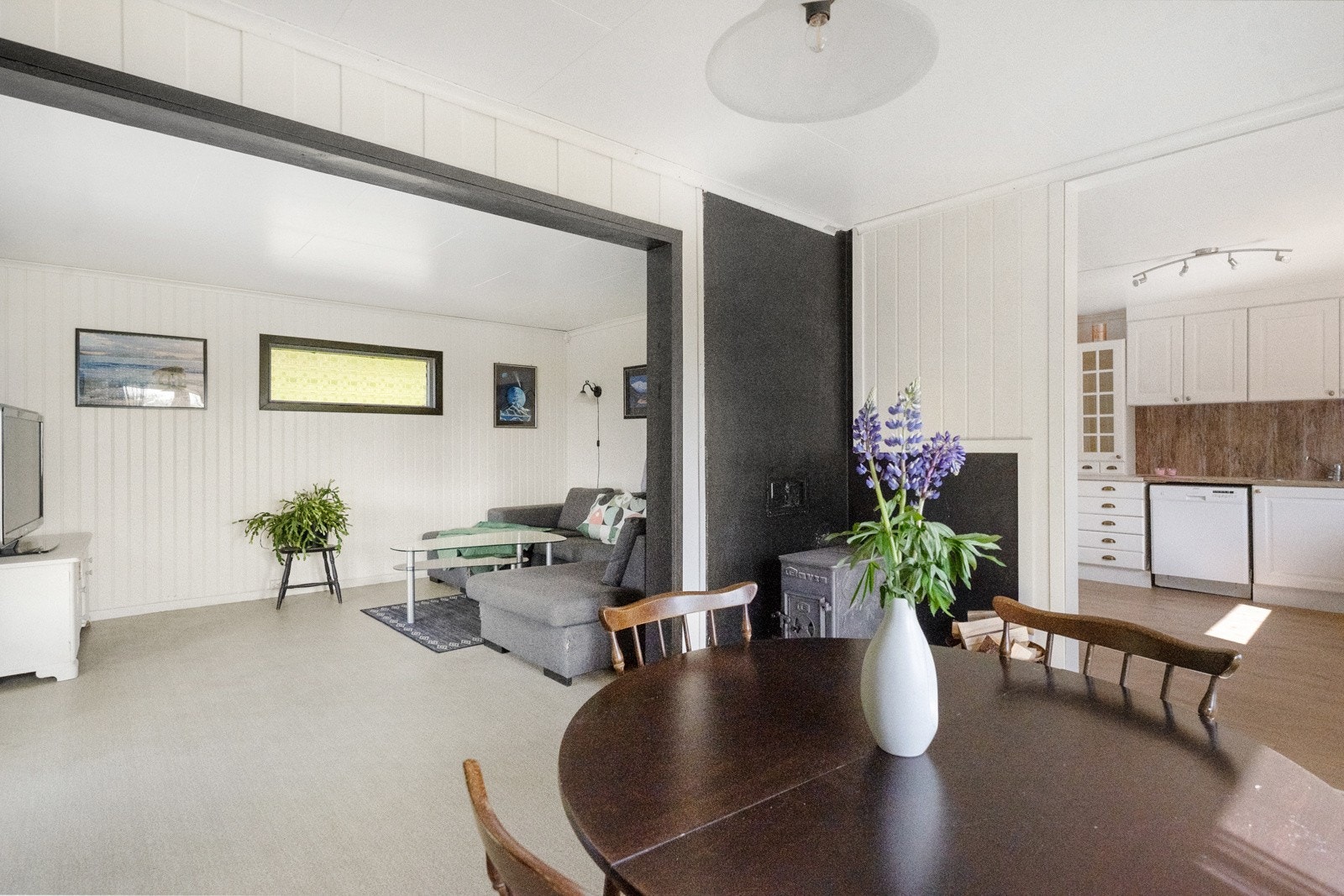 Delvis åpen løsning mellom stue og kjøkkenet Galleribilde