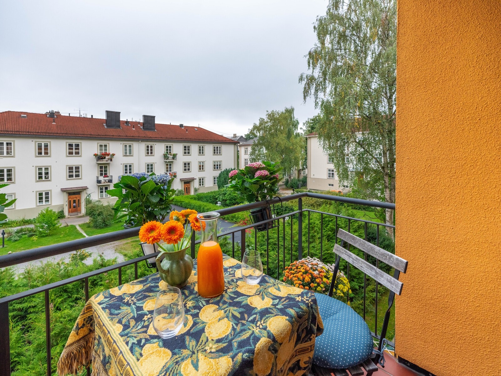 Med sin sydøstvendte retning er det gode solforhold fra tidlig på morgenen til rundt kl. 15:00-16:00 midt på sommeren. Galleribilde