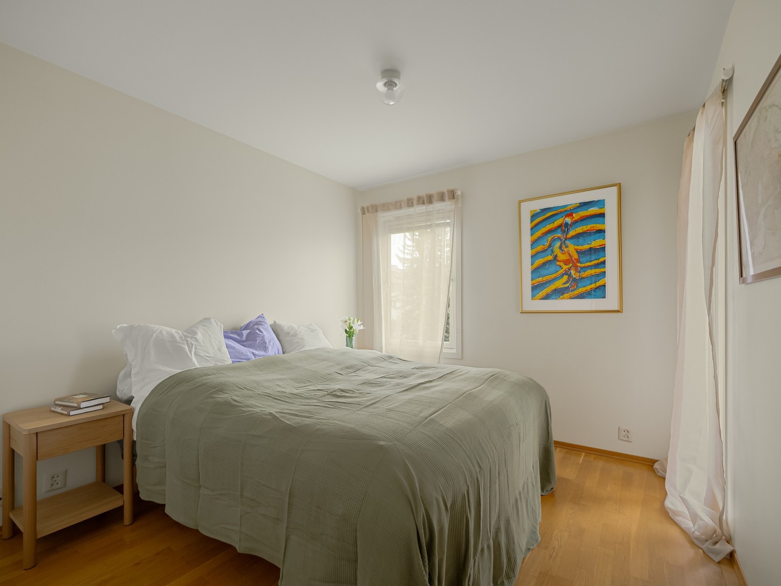 Soverommet er stort og lyst med god plass til dobbeltseng, nattbord og skyvedørsgarderobe. Galleribilde