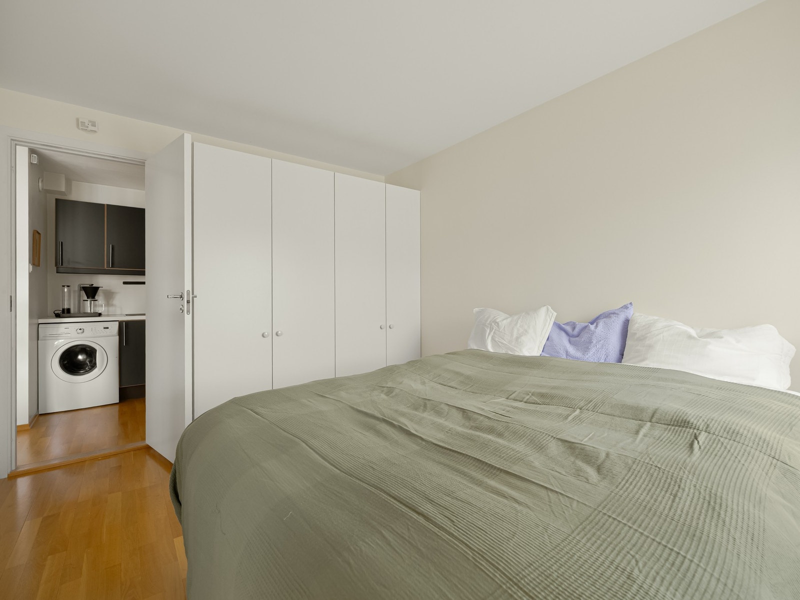 Den store garderoben sørger for god oppbevaring av alt du måtte trenge. Galleribilde