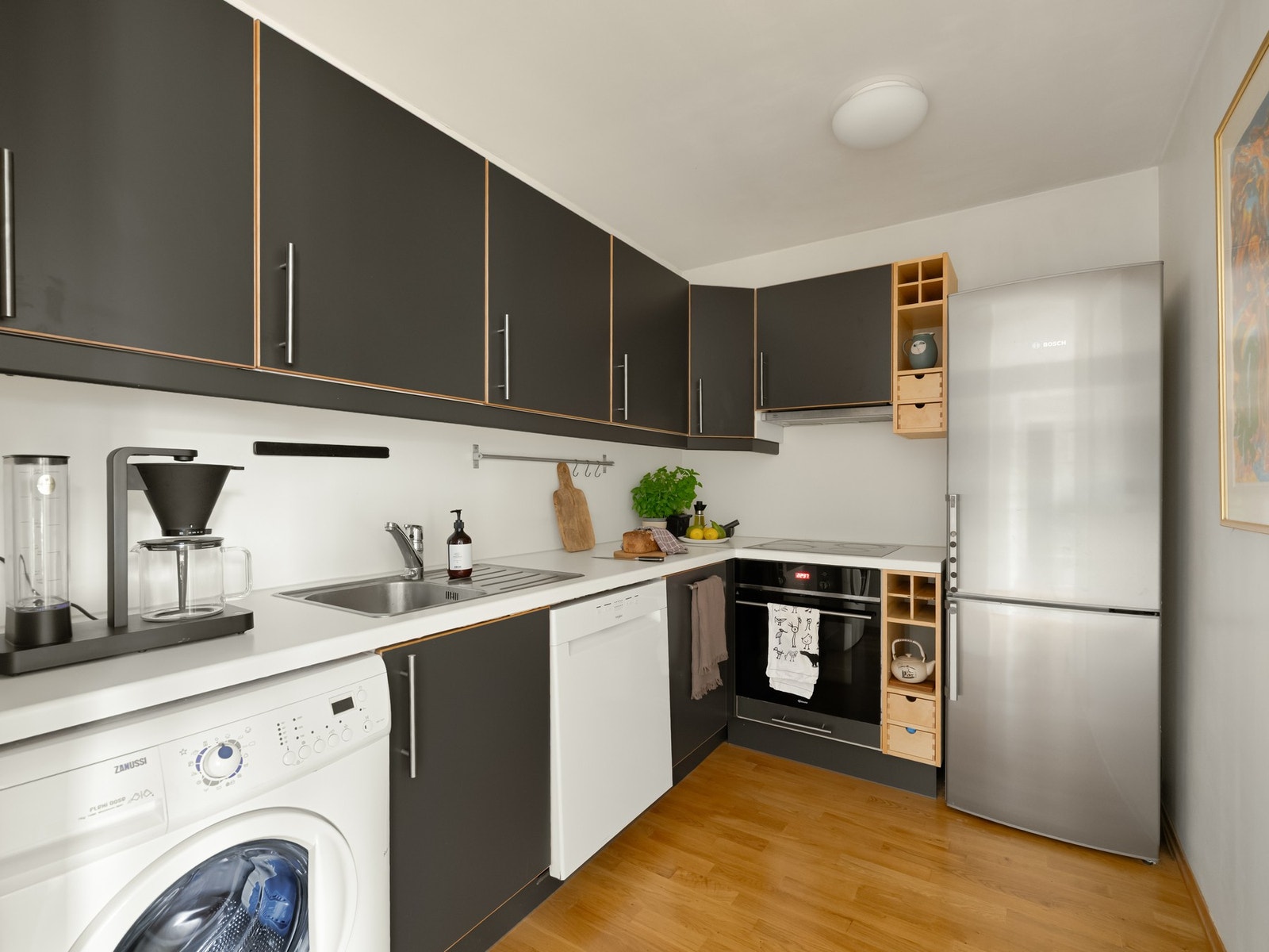 Leiligheten har et innholdsrikt kjøkken som ligger separat fra stuen. Galleribilde