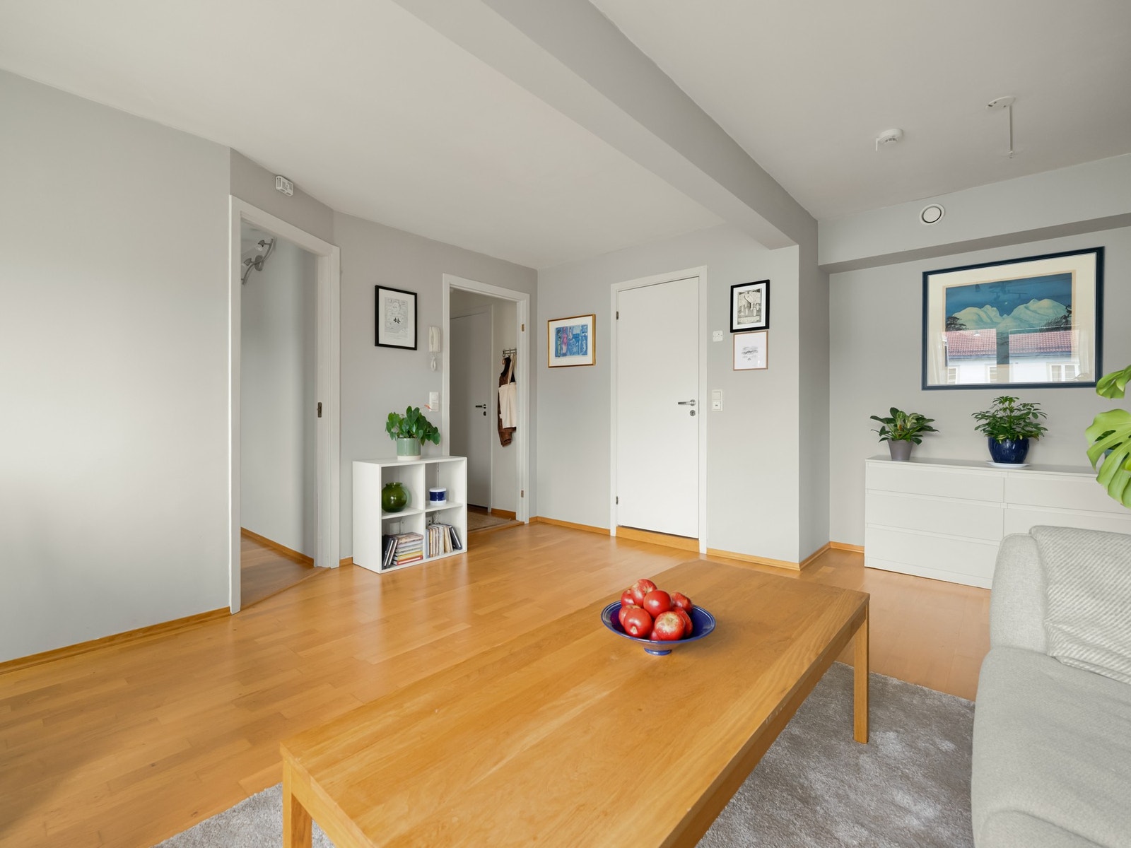 Standarden er pen og velholdt med parkettgulv og slette overflater malt i lyse fargetoner. Galleribilde