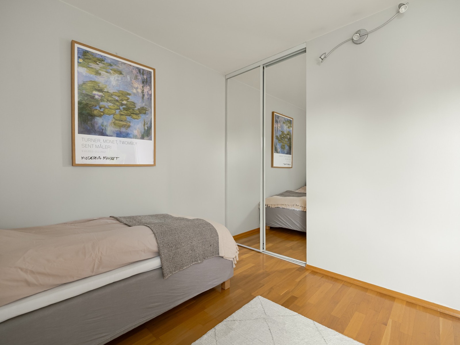 Den praktiske skyvedørsgarderoben gir godt med lagringsplass. Galleribilde