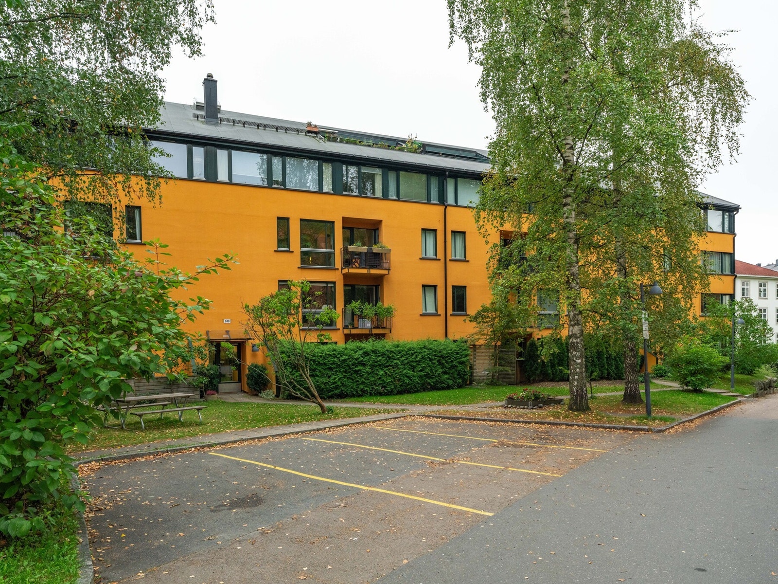 Utendørs er det 4 gjesteparkeringsplasser tilhørende sameiet. Galleribilde