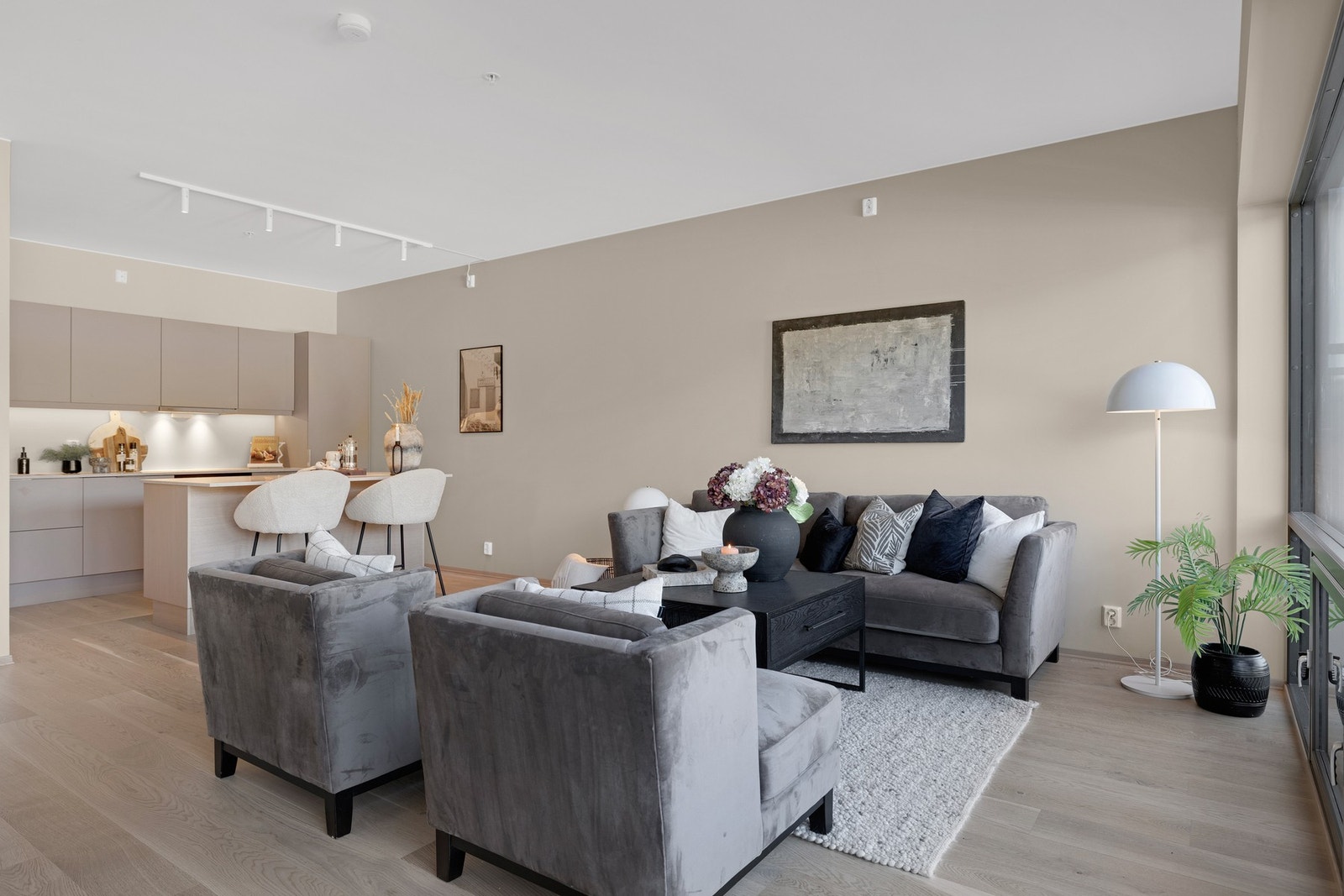 STUE| Gulvet i leiligheten er oppgradert til en moderne 1-stavs parkett i Eik hvit Crescendo Galleribilde