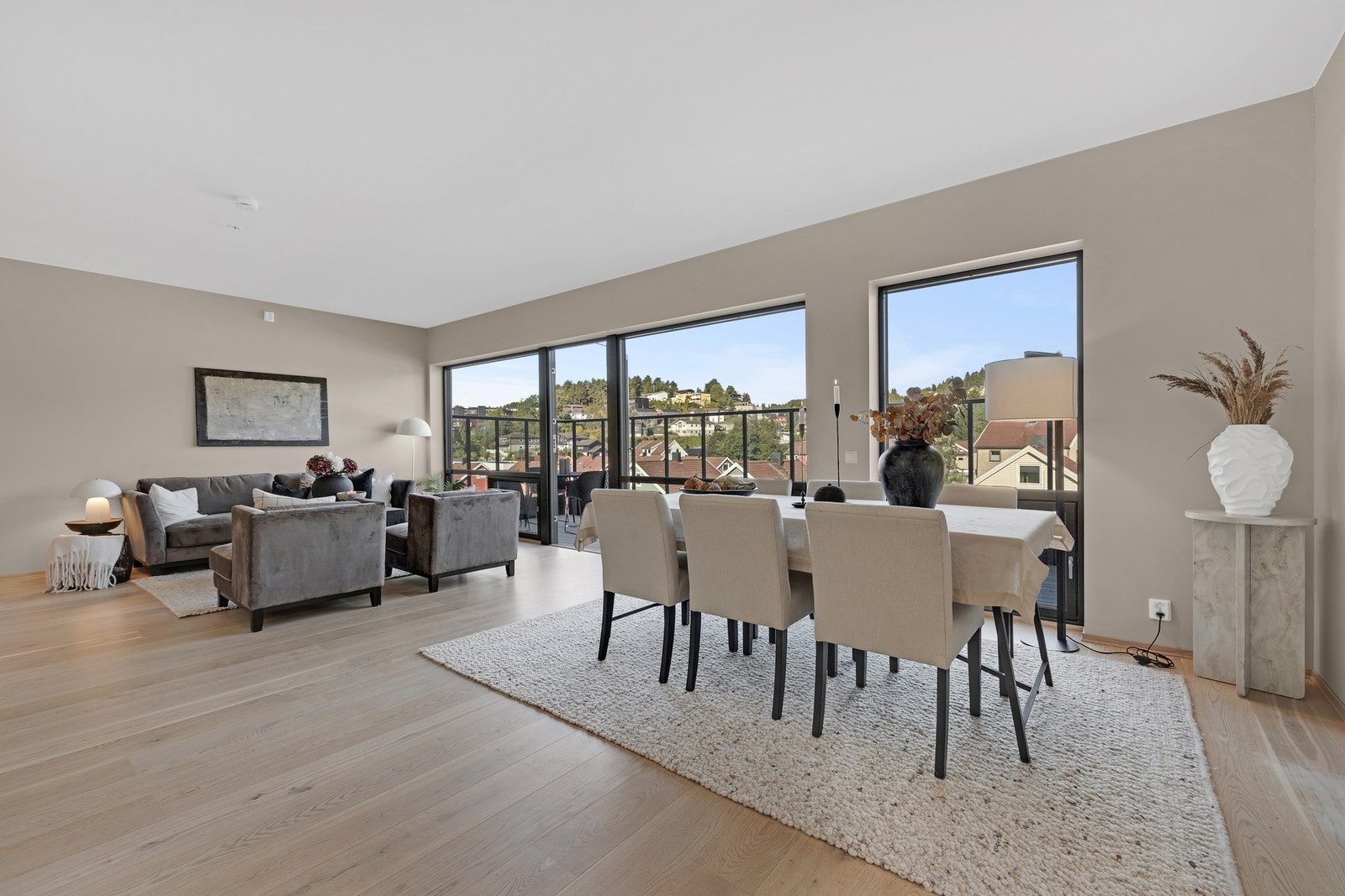 STUE| Romslig stue på 50 kvm med gode møbleringsmuligheter. Galleribilde