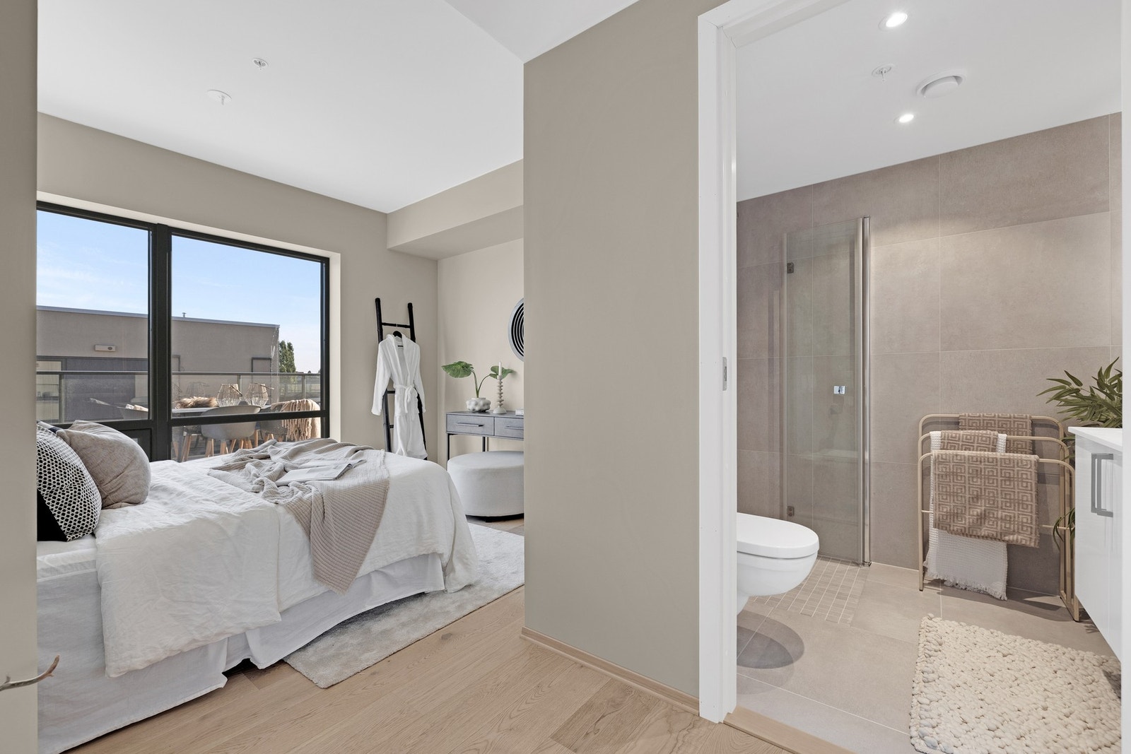 HOVEDSOVEROM | Inngang til eget bad Galleribilde