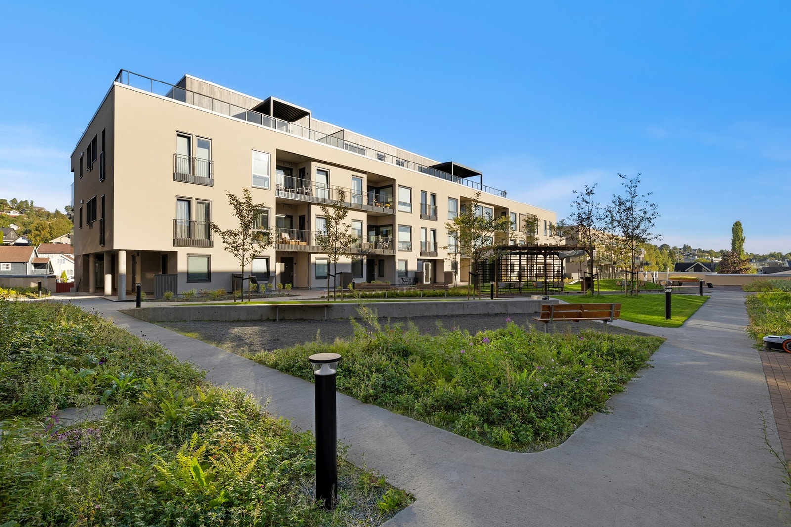 Beboerne kan benytte seg av hyggelige og grønne fellesareal mellom byggene. Galleribilde