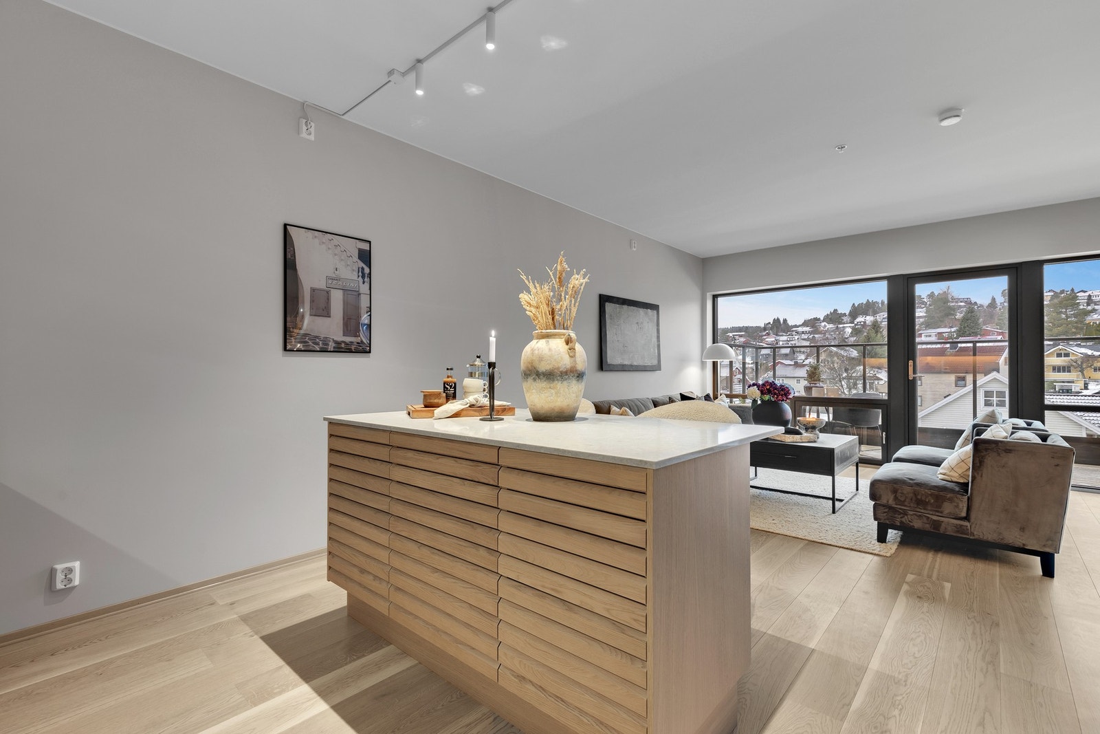 KJØKKEN|HTH kjøkken med fronter og dekksider i Stockholm og kjøkkenøy i den delikate typen Nordic Spirit hvit eik. Skuffer med fronter i eikespiler Galleribilde