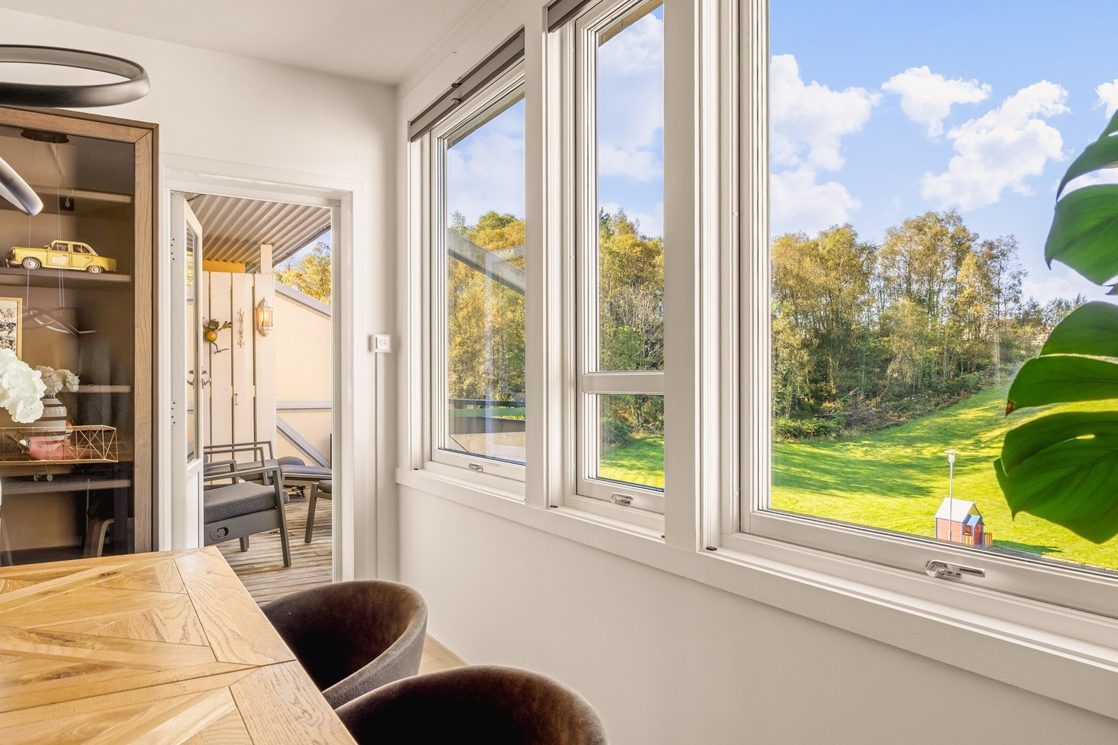 Fra stuen kan man gå rett ut på den romslige balkongen. Galleribilde