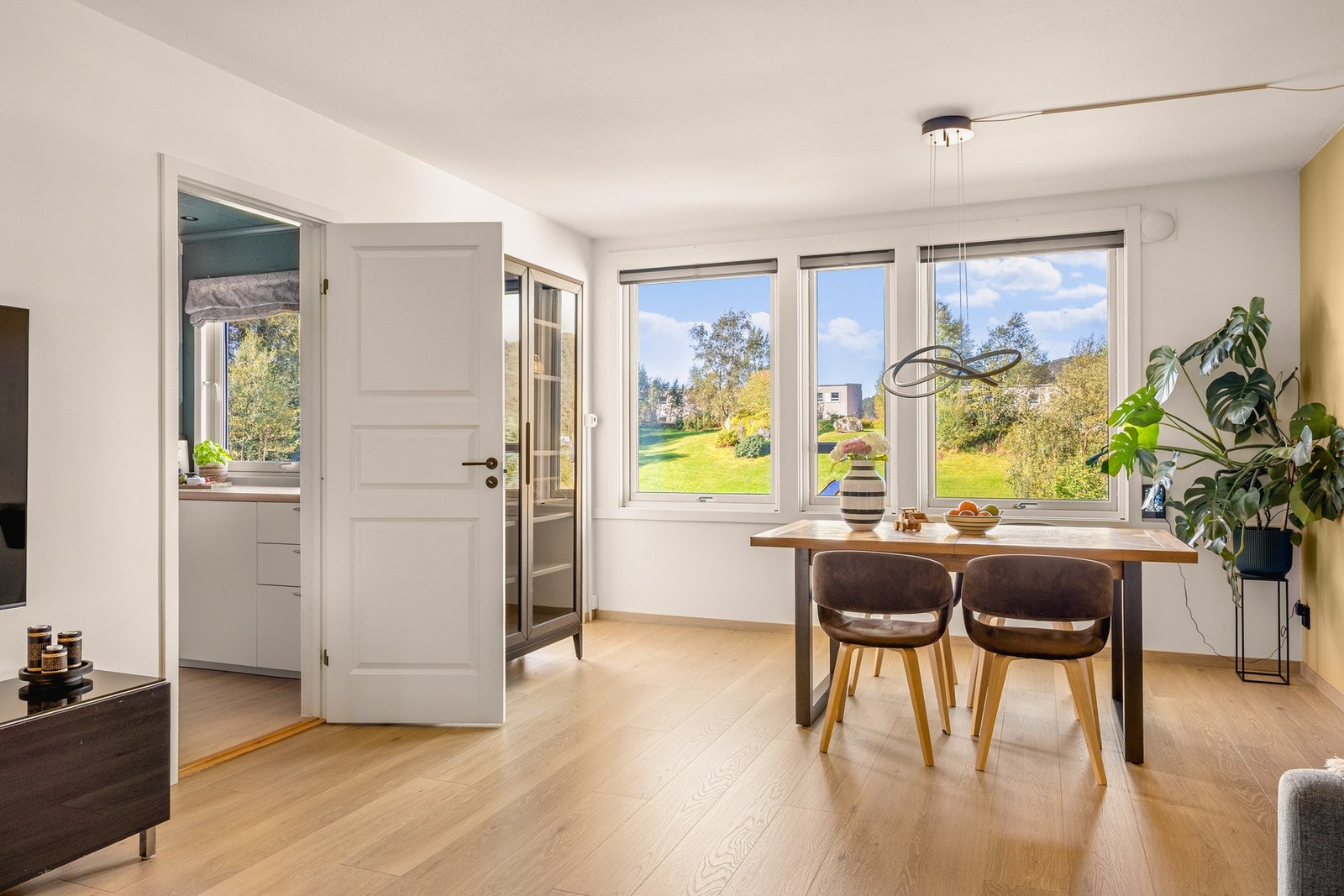 Sikthaugen 8 presenteres av EIE Eiendomsmegling ved Marius Undheim Helvik. Galleribilde