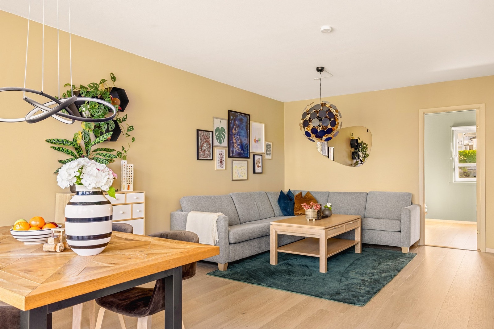 Lys og luftig stue som har et fantastisk lysinnslipp. Galleribilde