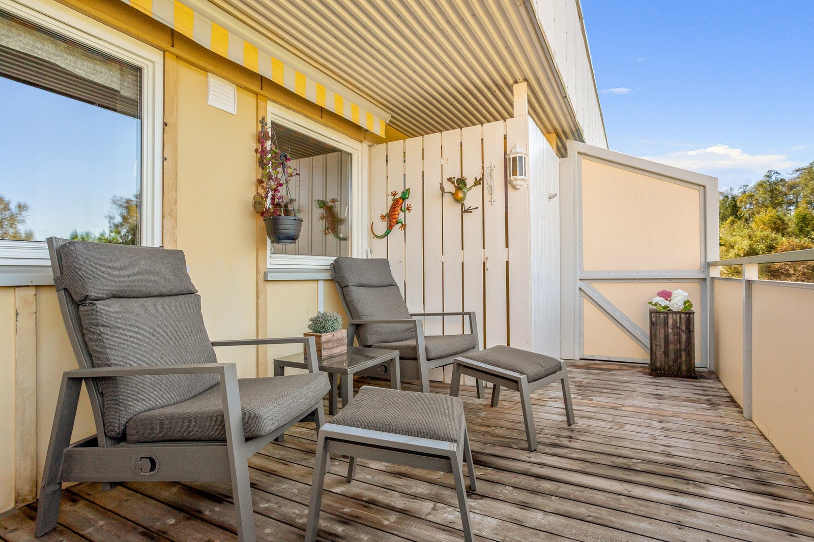 Praktisk bod som gir rom for oppbevaring av utstyr. Galleribilde