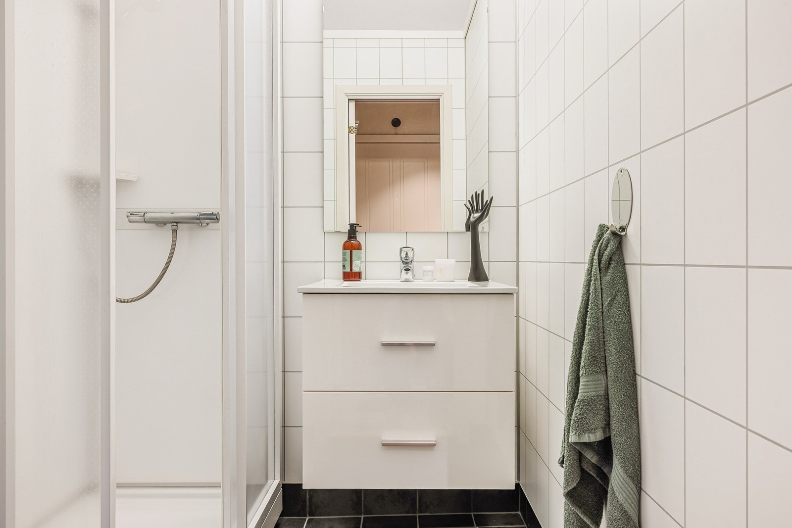 Flott helfliset bad, med dusjkabinett og servant. Galleribilde