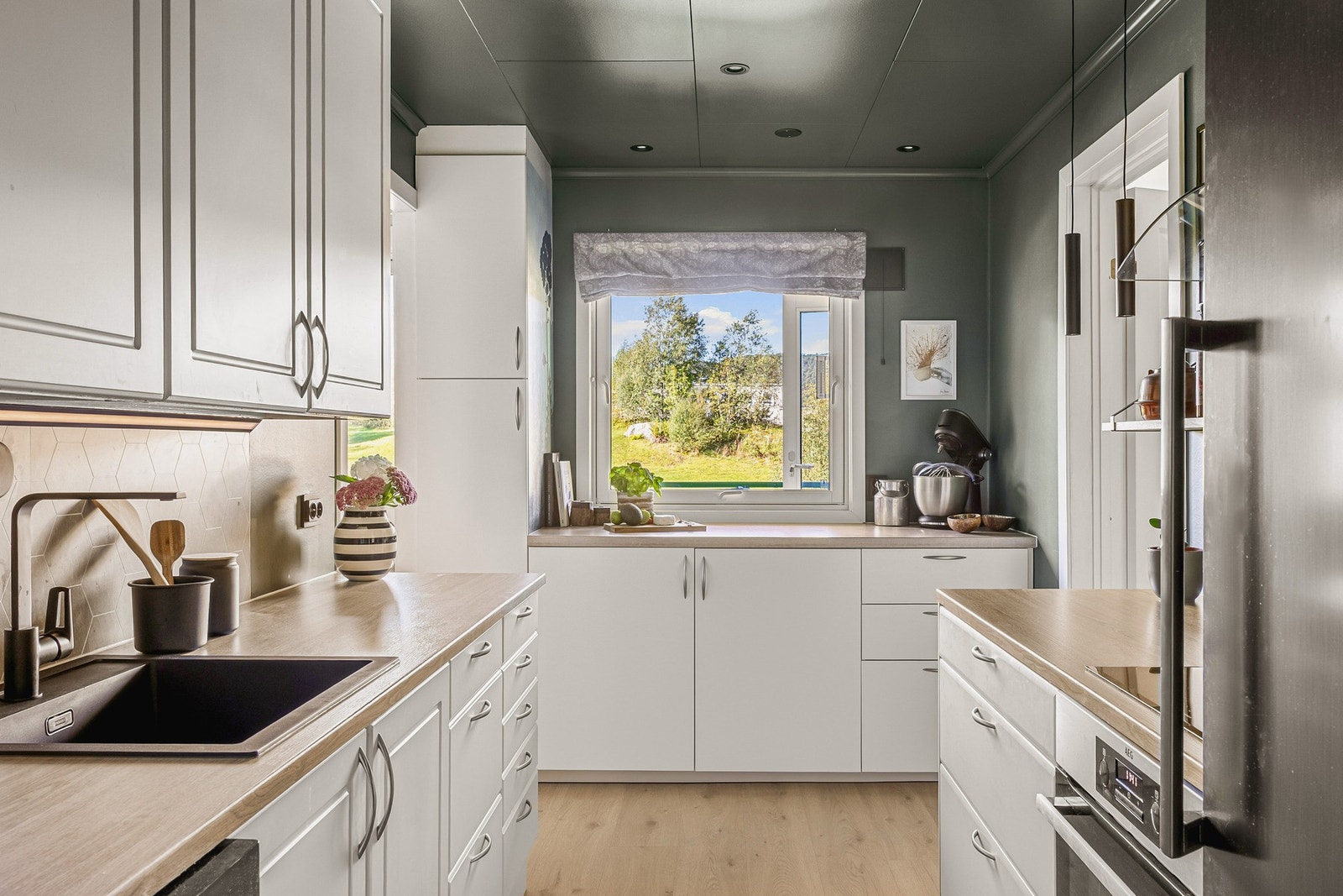 Benkeplaten er foliert og ser nesten ny ut! Galleribilde