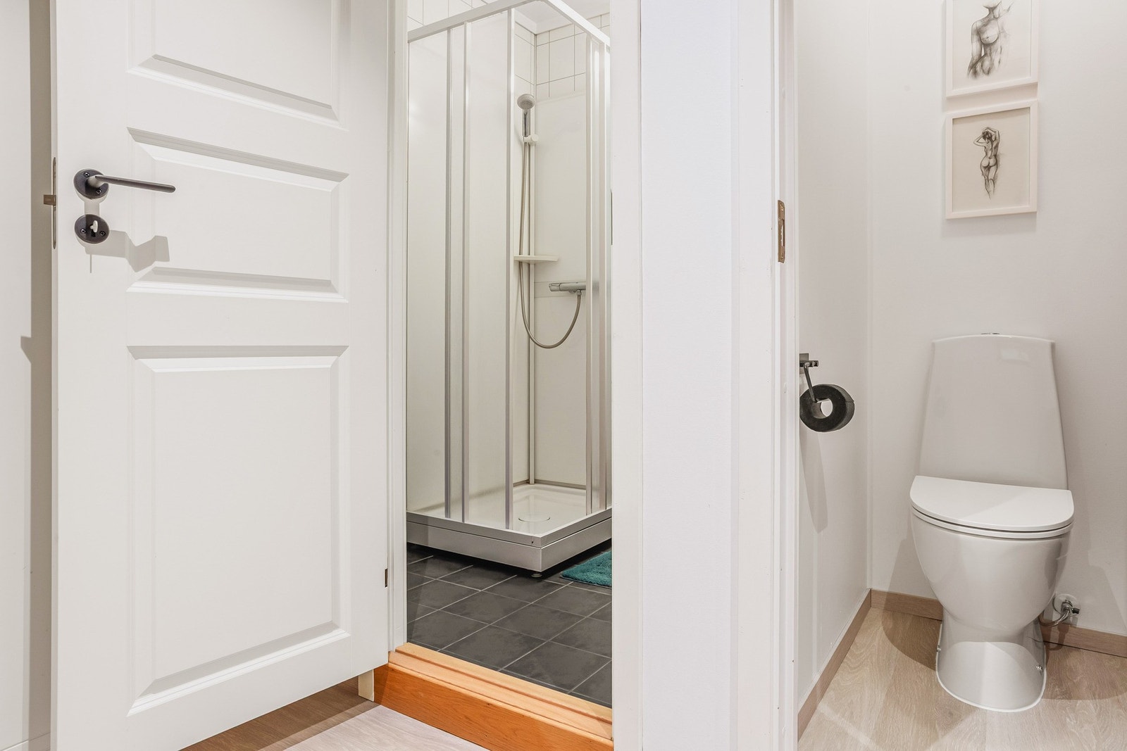 Fra entréen har man adkomst til badet og toalettrommet. Galleribilde