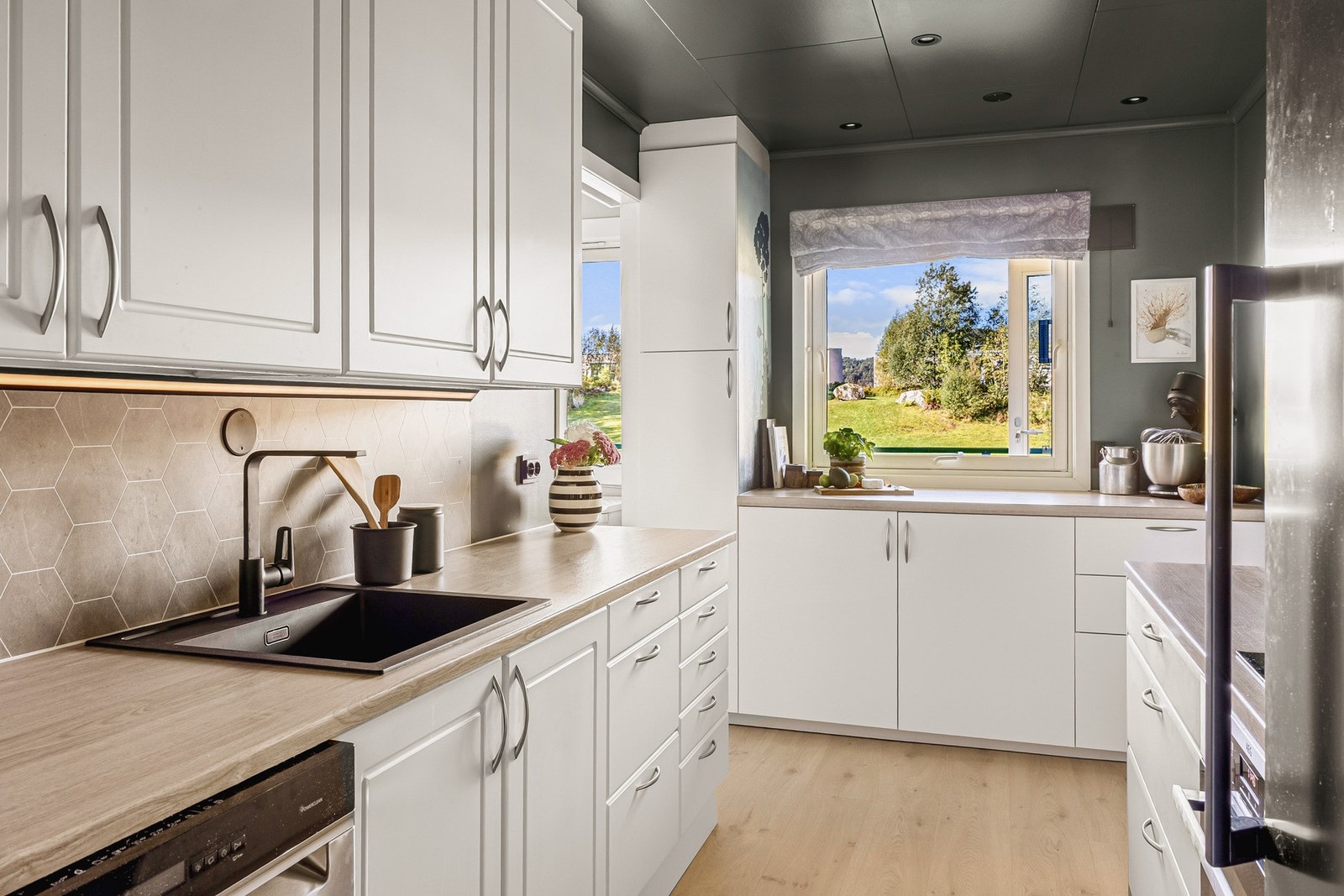 Her er det rikelig med skap-og benkeplass. Galleribilde