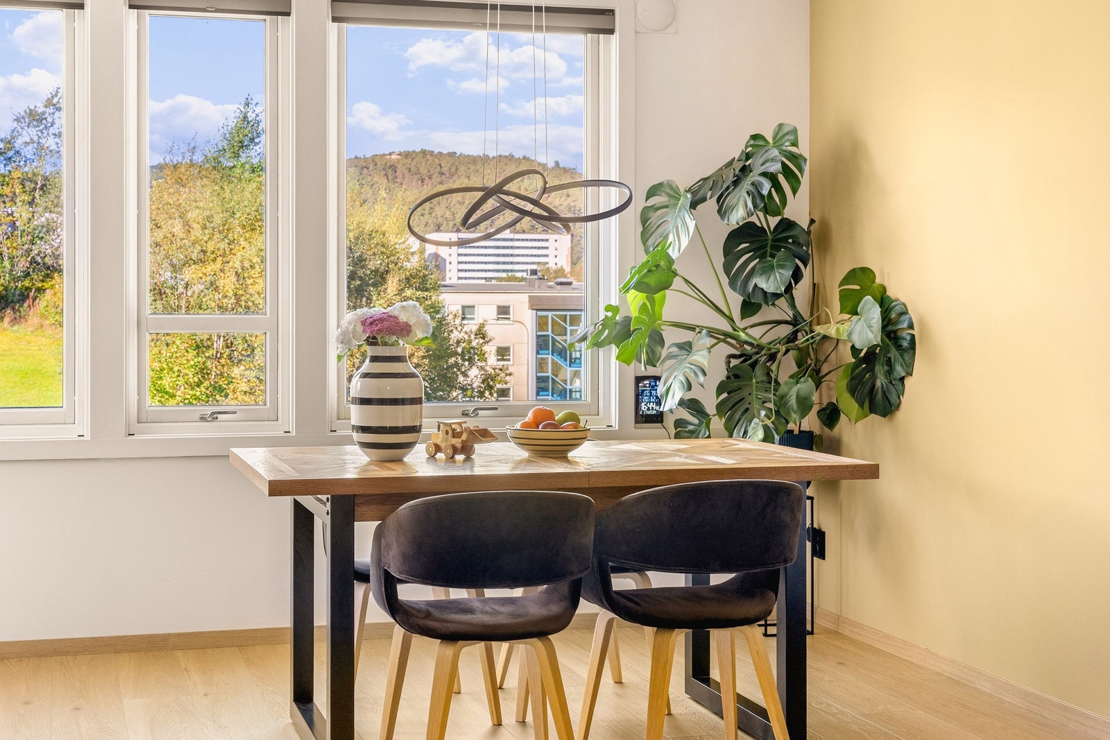 Sikthaugen 8 presenteres av EIE Eiendomsmegling ved Marius Undheim Helvik. Galleribilde