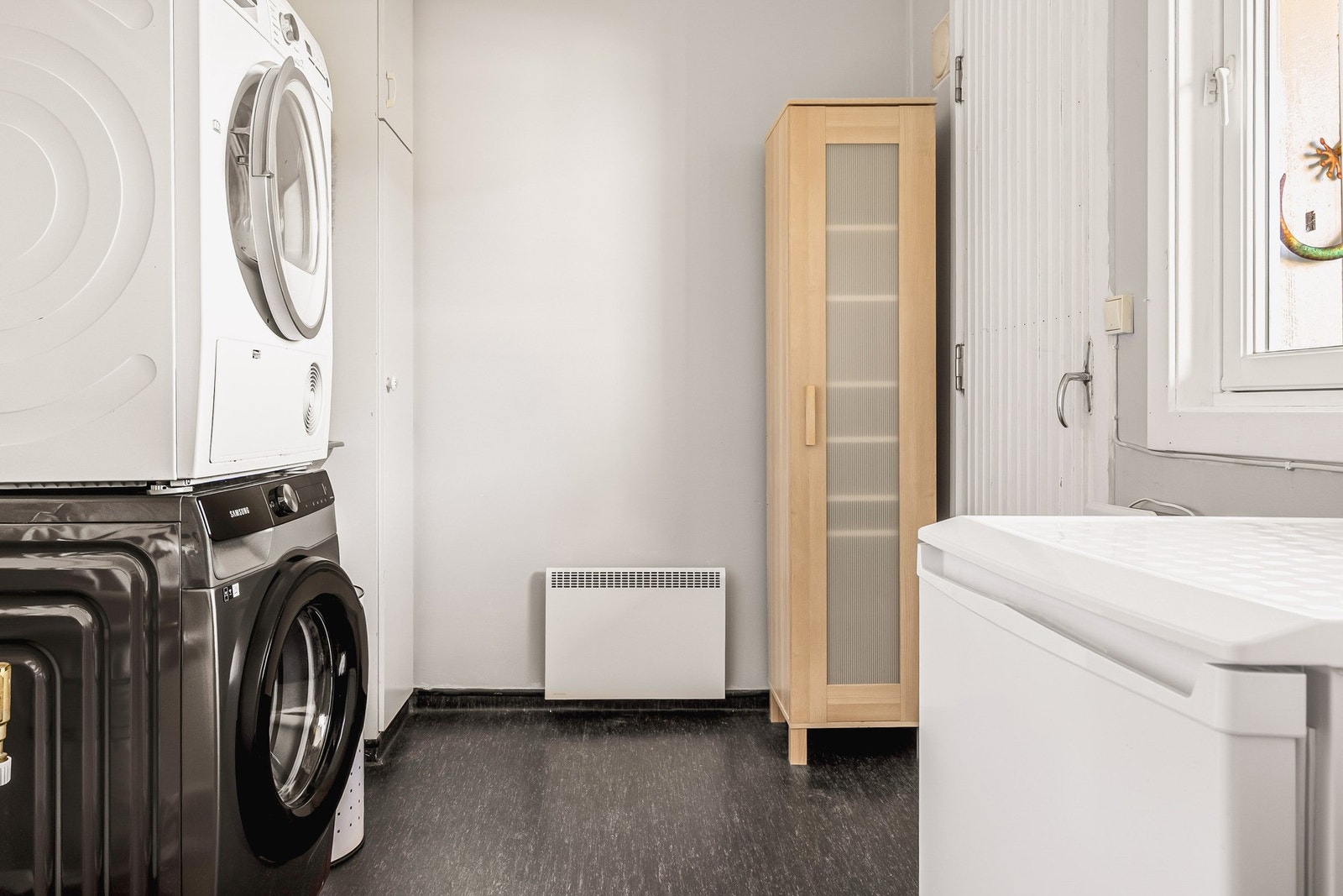 Fra kjøkkenet kan en tre inn i vaskerommet. Her har man alt et vaskerom skal ha, i tillegg til ekstra plass til tørking av klær. Galleribilde