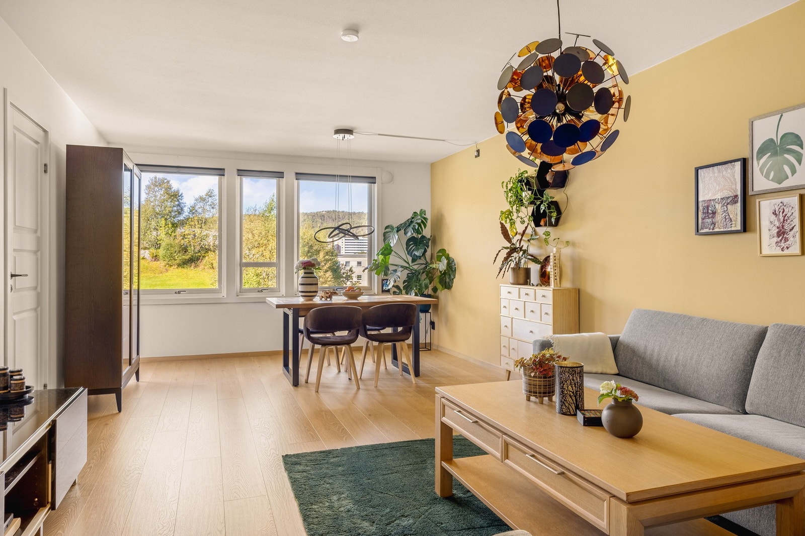 Stuen måler 27 kvm og her er det god plass til både stue og spisestue. Galleribilde