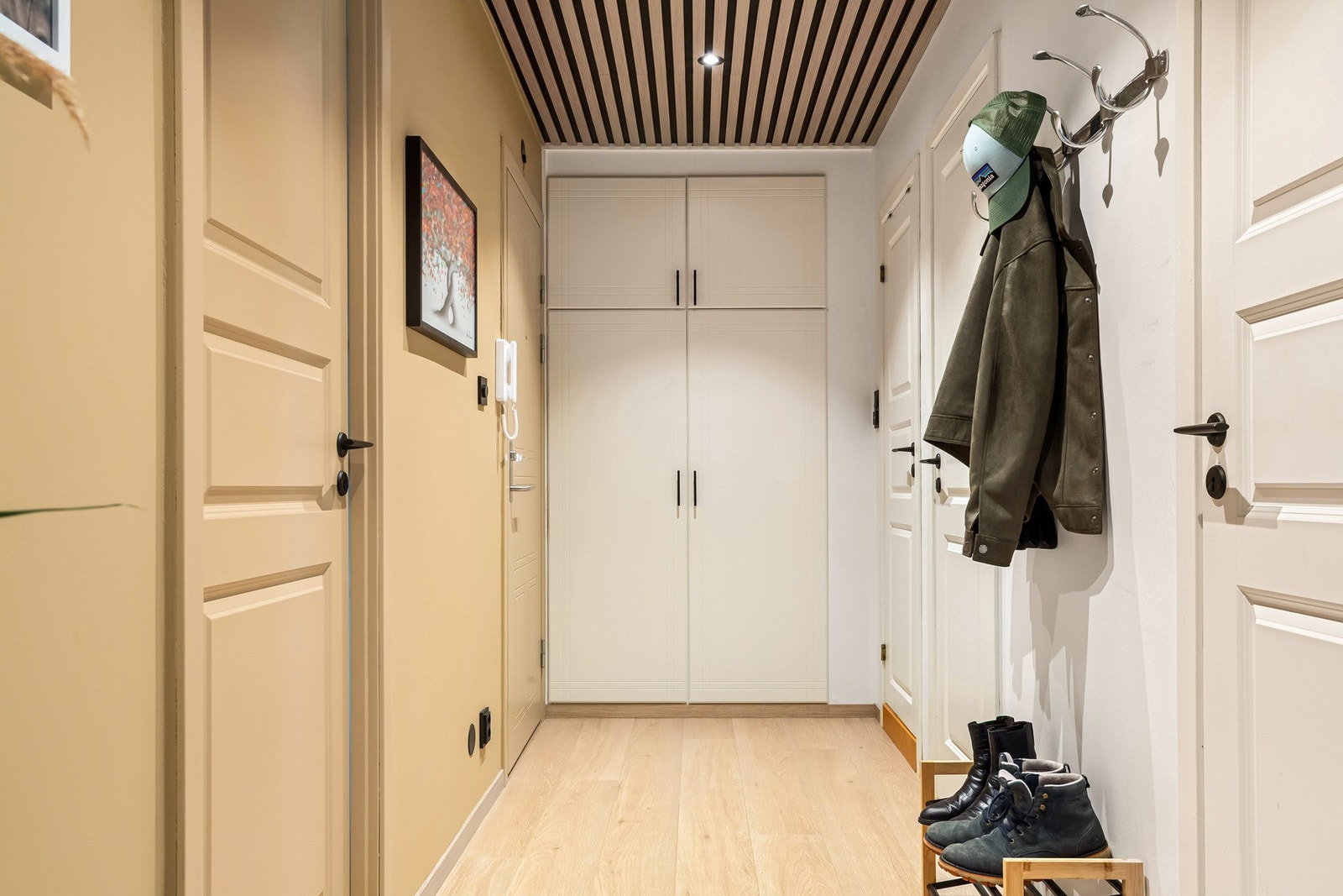 Det første en møter ved å tre inn er den romslige entréen. Galleribilde