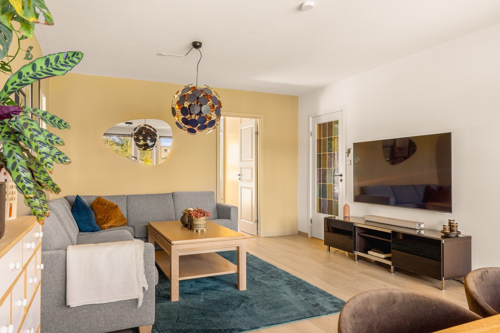 Med kveldssolen tittende inn er lyset i stuen helt nydelig. Galleribilde