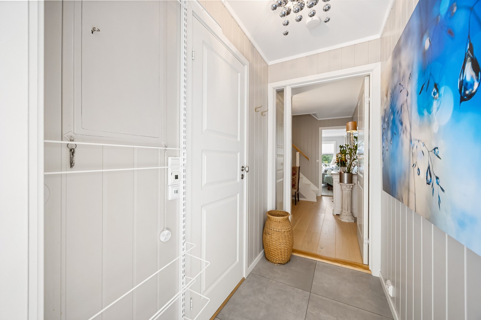 Entréen har plass til ulike garderobeløsninger for oppbevaring av yttertøy, sko og annet utstyr. Galleribilde