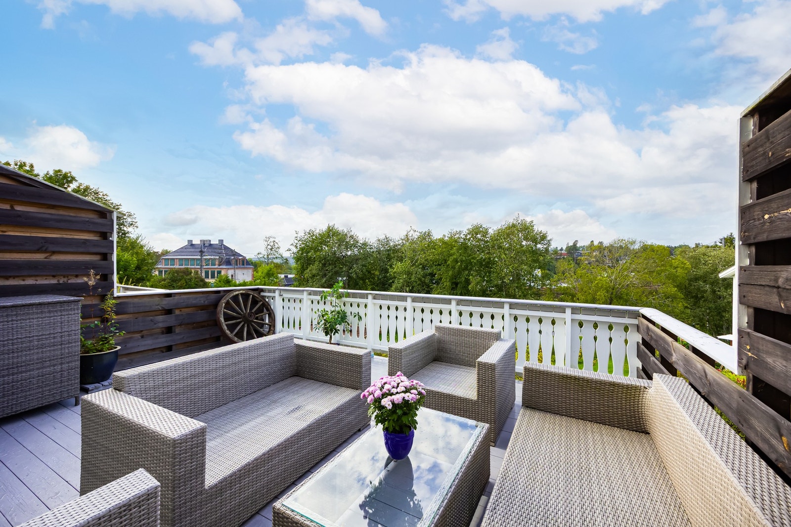 Det er også montert en motorisert markise i 2018, som gir skygge på varme sommerdager. Galleribilde