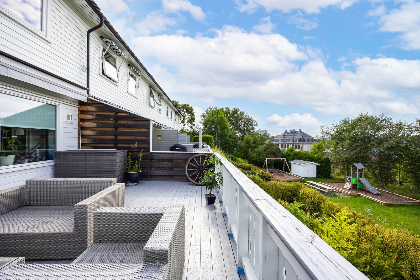 Her er det god plass til spisegruppe, sofamøbler og grill, så her kan man samle venner og familie til hyggelig stunder. Galleribilde