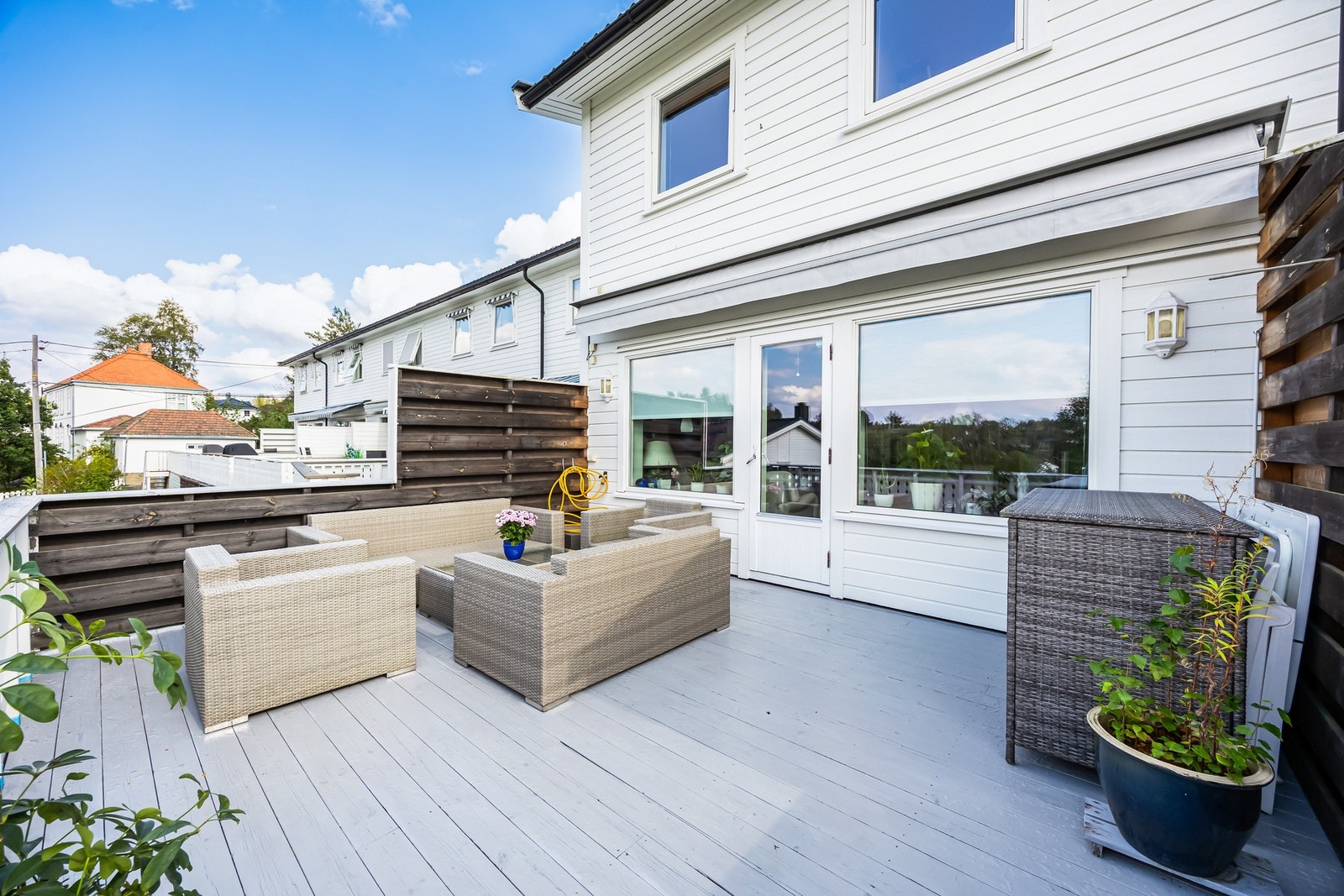 Fra stuen er det utgang til en vestvendt terrasse på ca. 21 kvm. Galleribilde