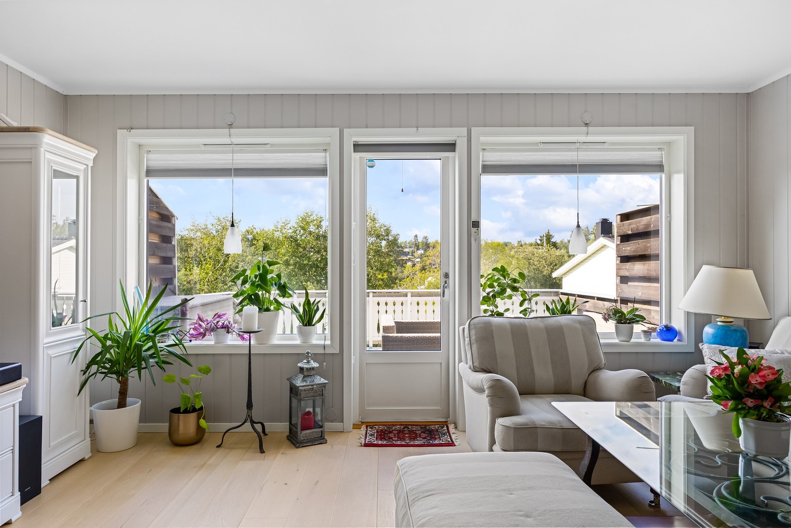 Fra stuen er det utgang til en vestvendt terrasse på ca. 21 kvm. Galleribilde