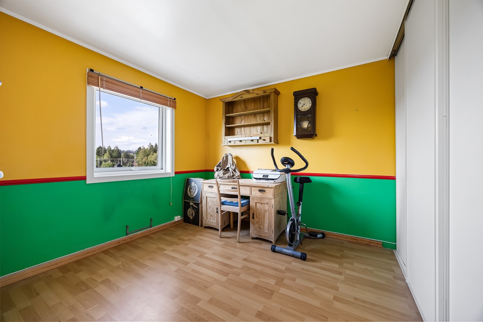 Begge soverommene er romslige med god plass til dobbeltseng, nattbord og ulike garderobeløsninger. Galleribilde