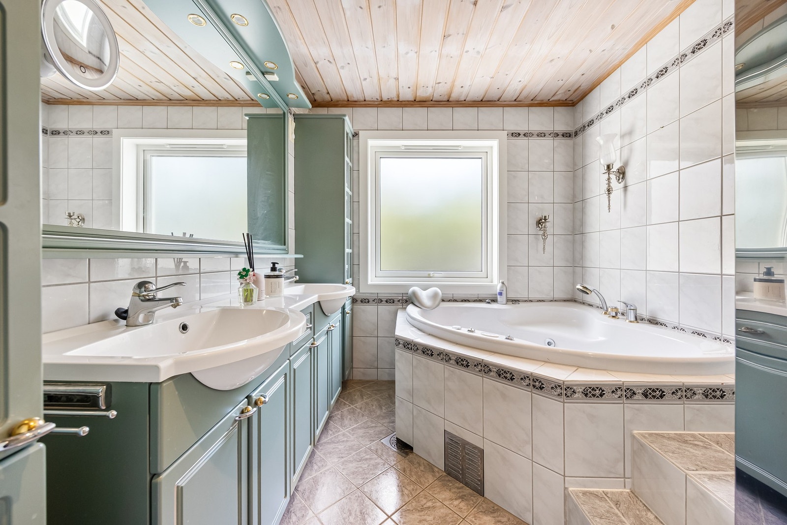 Badet har flislagte vegger- og gulv, varmekabler og innfelt downlights. Galleribilde