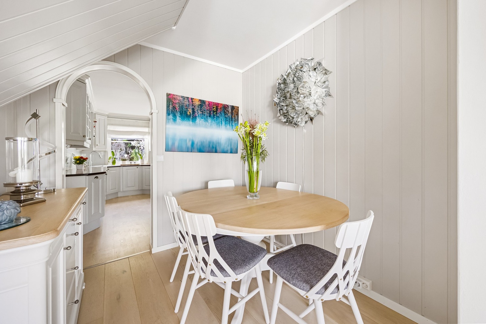 Spisebordet har sin naturlige plassering utenfor kjøkkenet. Galleribilde