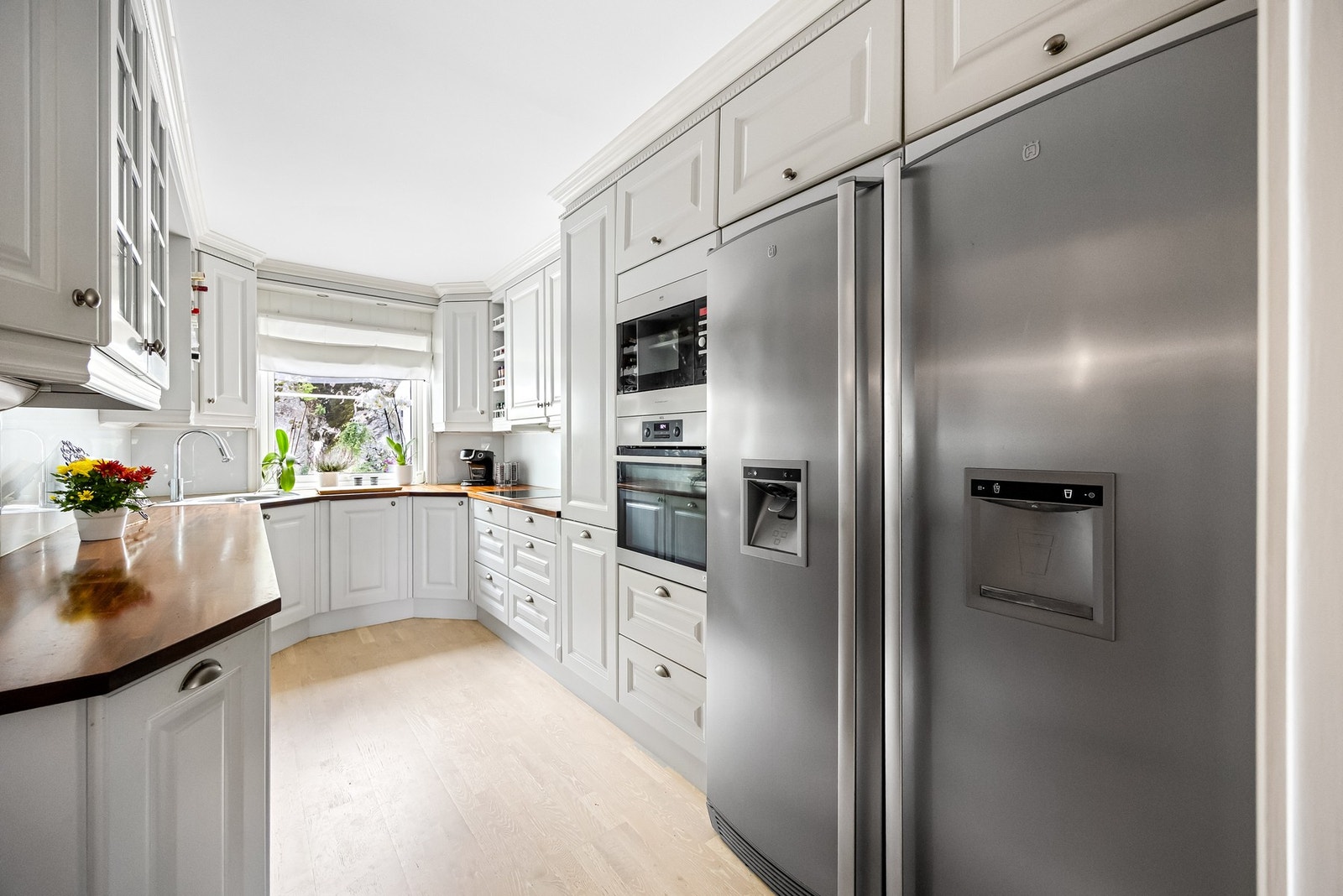 Kjøkkenet er utstyrt med hvitevarer som koketopp, micro, komfyr, oppvaskmaskin, kjøleskap og fryseskap med vanntilførsel. Galleribilde