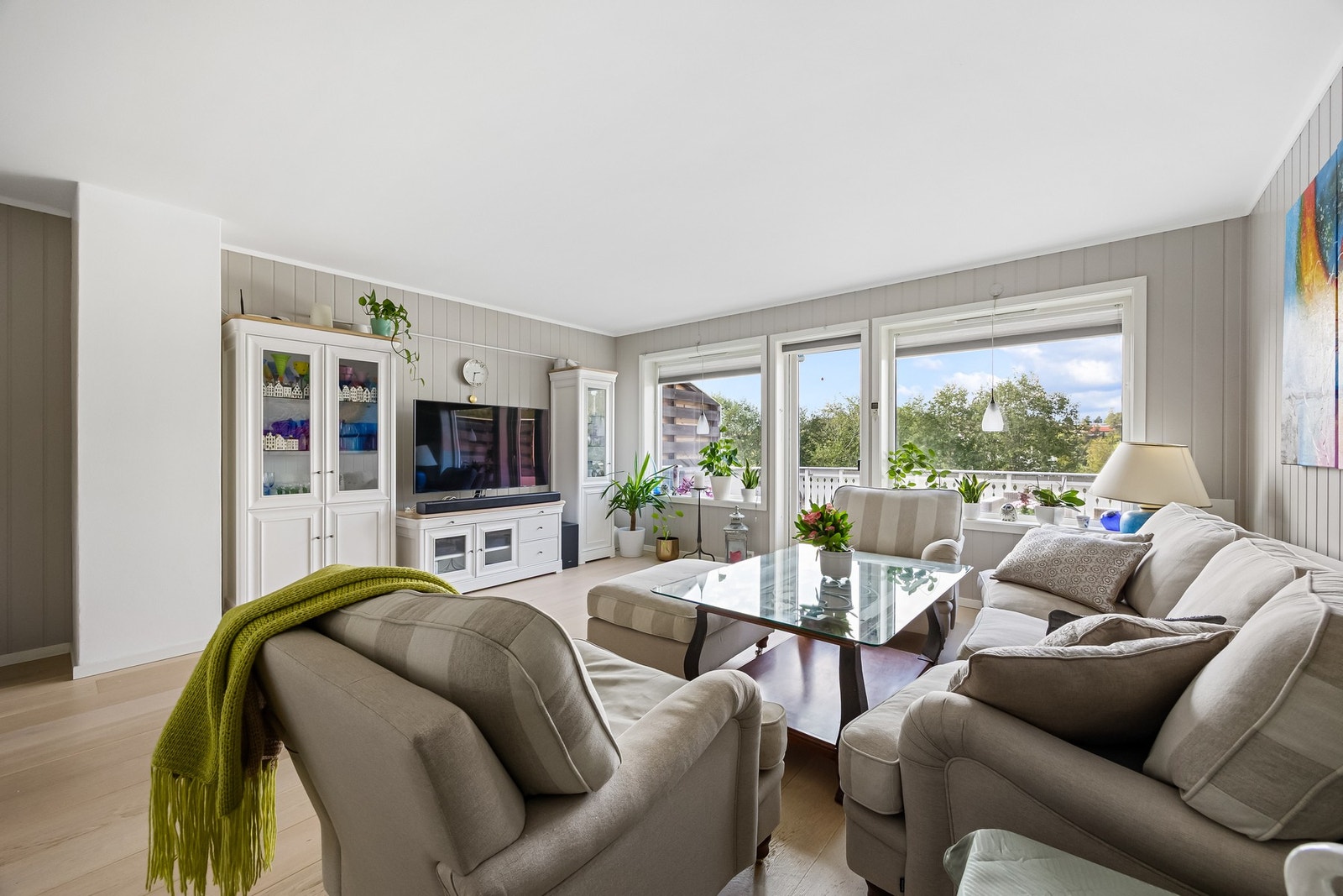 Stuen er lys og romslig med store vindusflater som gir rikelig med lysinnslipp. Galleribilde