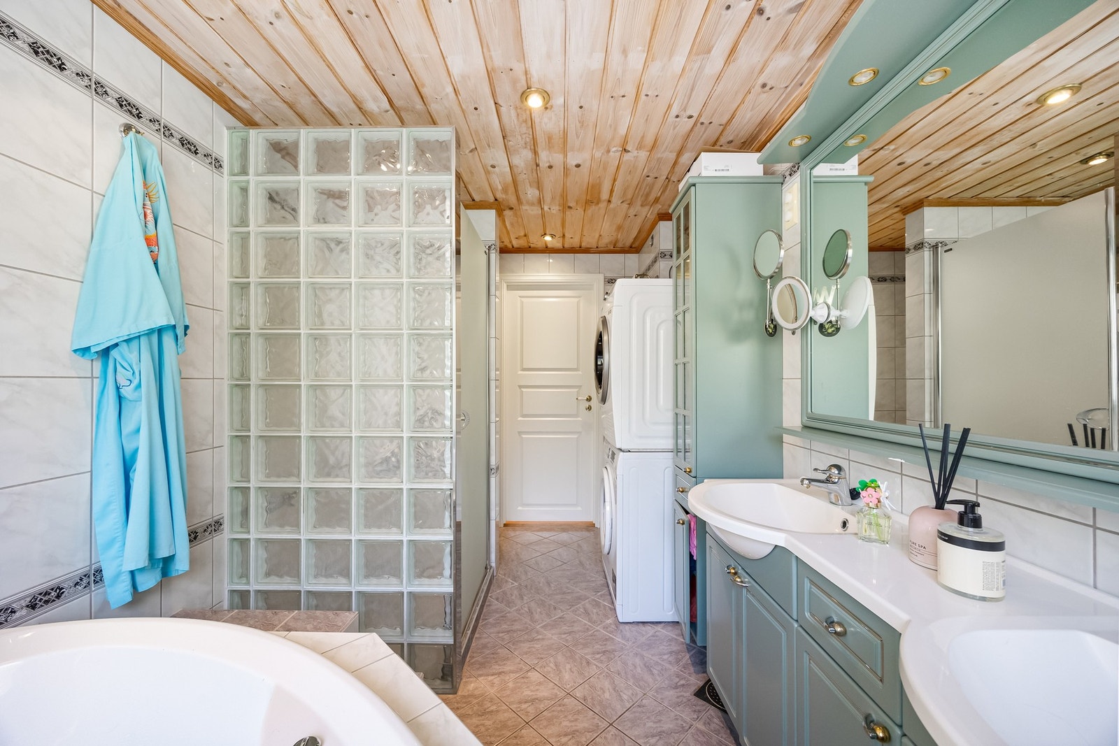 Innredningen består av servantinnredning med to stk. servanter, speil på vegg over servant, vegghengt toalett, innmurt boblebadekar og skjermet dusjhjørne. Galleribilde