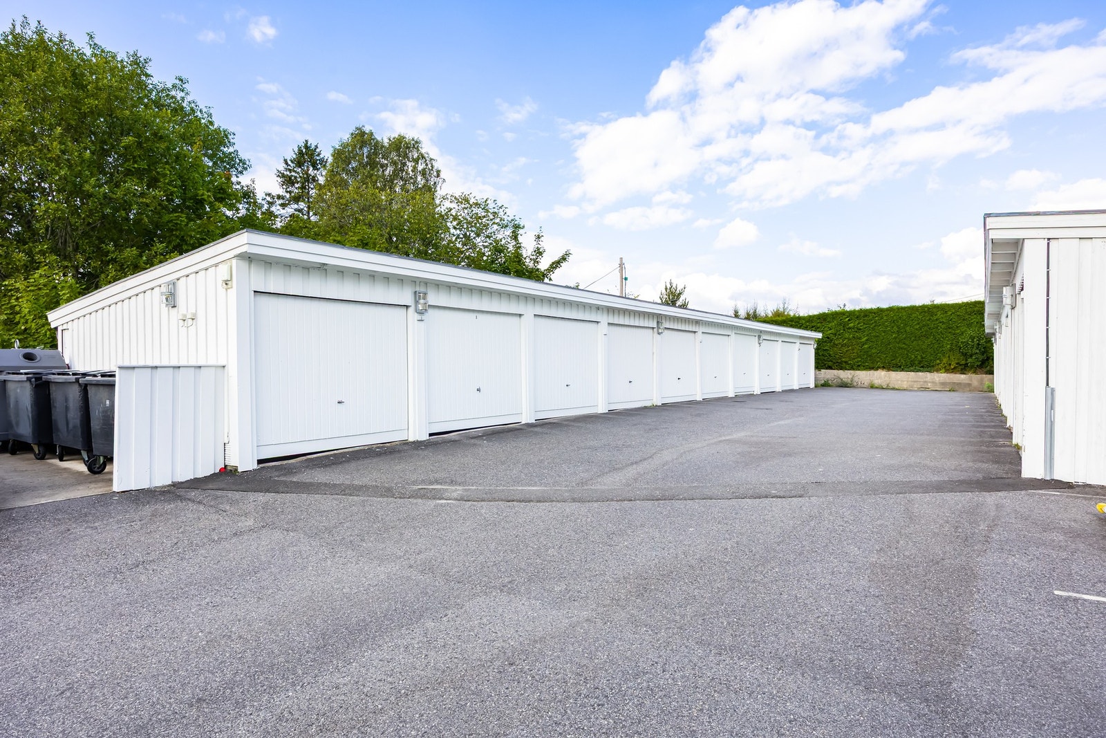 Det medfølger en parkeringsplass i felles garasjerekke. Galleribilde